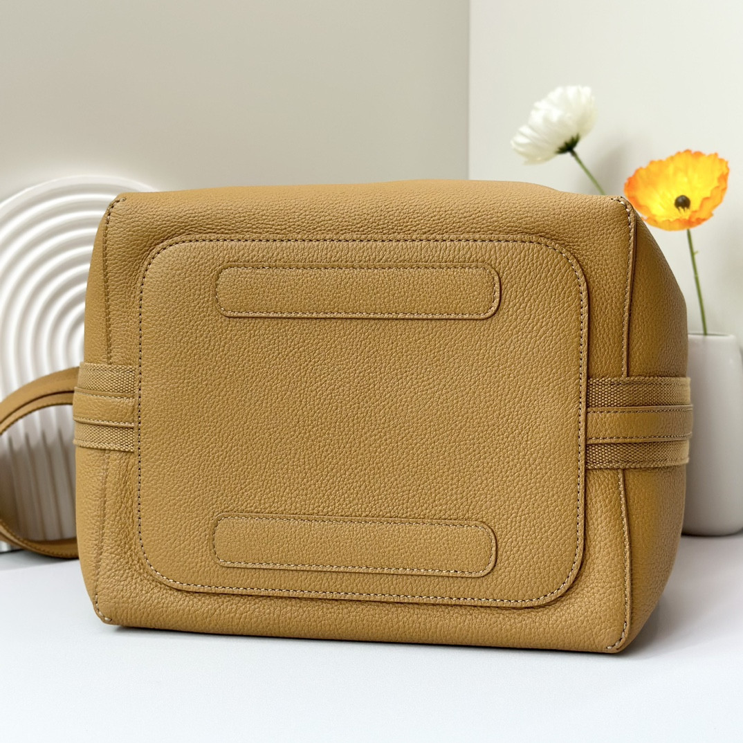 L0r0 P1ana Large Bale Bag Grained Calfskin 24 x 20 x 27 cm