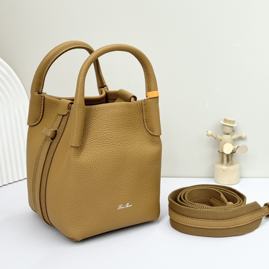 L0r0 P1ana Micro Bale Bag Grained Calfskin 23 x 16 x 14 cm