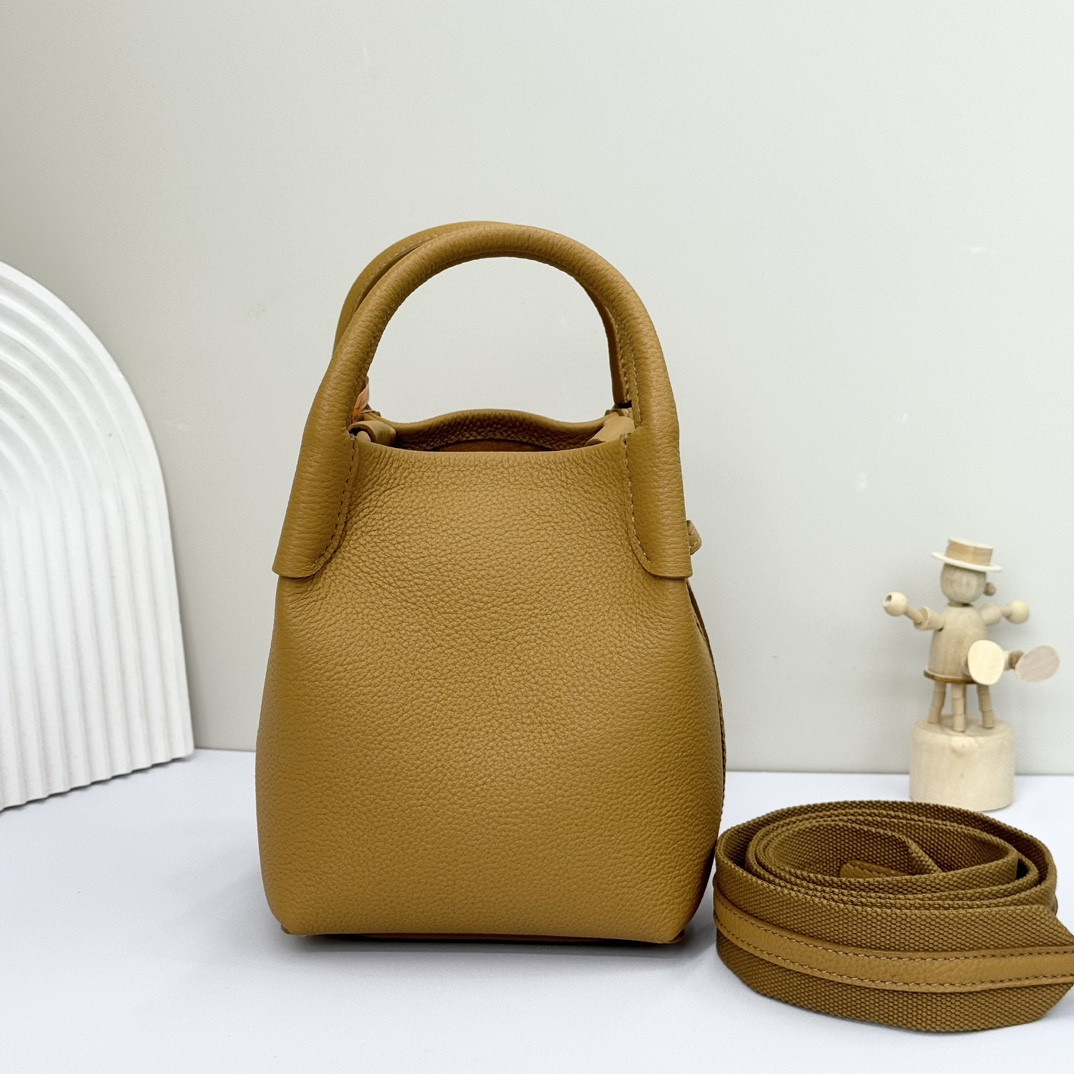 L0r0 P1ana Micro Bale Bag Grained Calfskin 23 x 16 x 14 cm