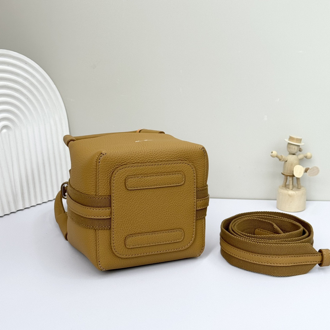 L0r0 P1ana Micro Bale Bag Grained Calfskin 23 x 16 x 14 cm