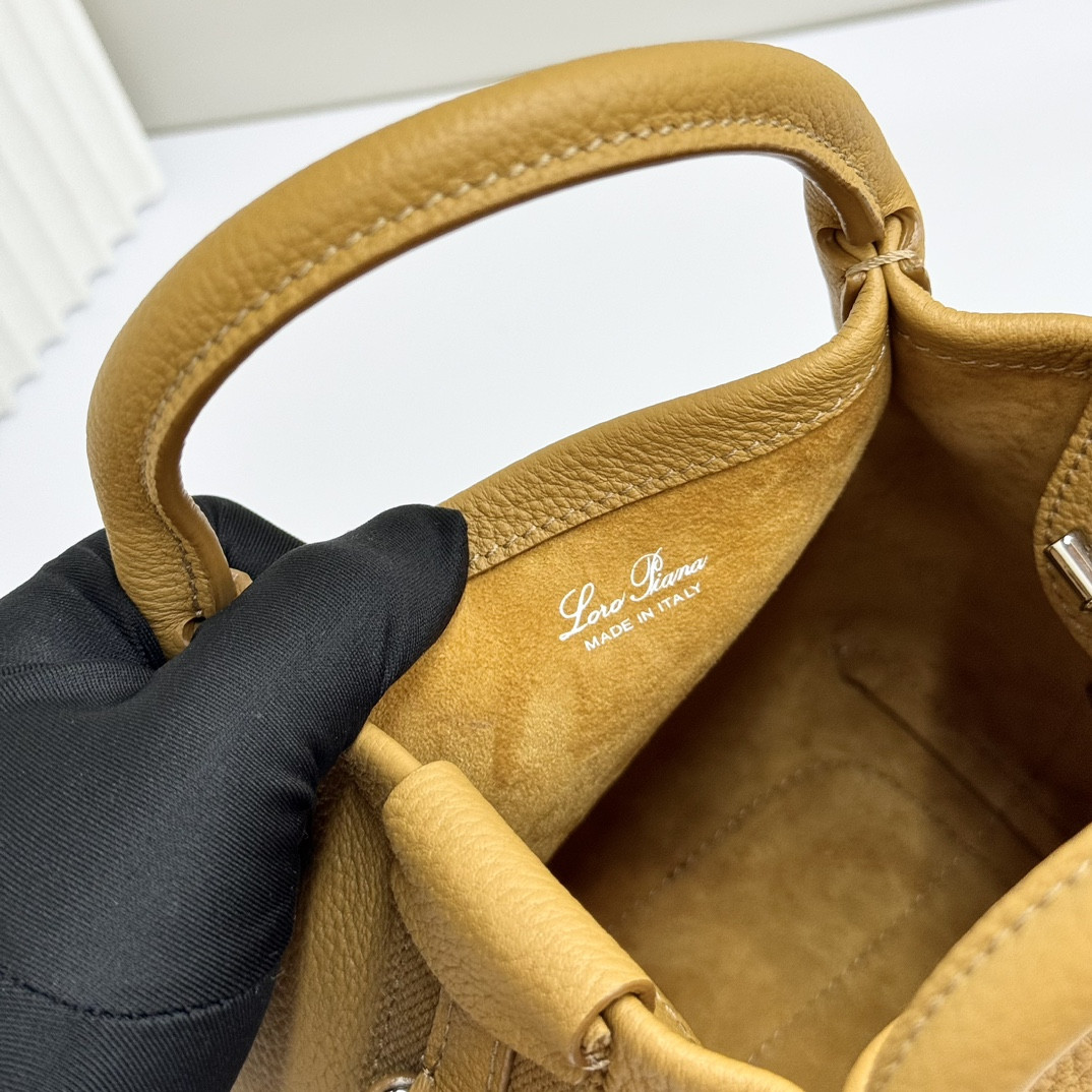 L0r0 P1ana Micro Bale Bag Grained Calfskin 23 x 16 x 14 cm