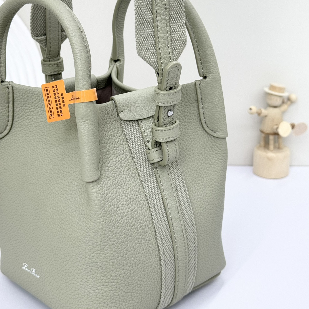 L0r0 P1ana Micro Bale bag Grained Calfskin 23 x 16 x 14 cm
