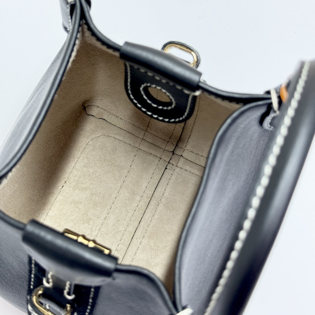 L0r0 P1ana Micro Bale bag Smooth Calfskin 23 x 16 x 14 cm