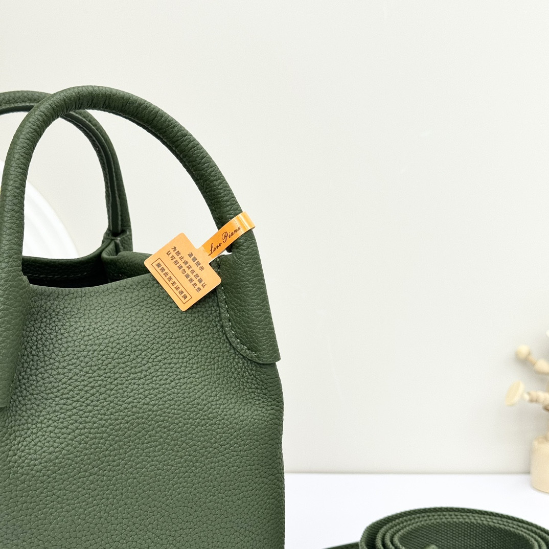 L0r0 P1ana Micro Bale bag Grained Calfskin 23 x 16 x 14 cm