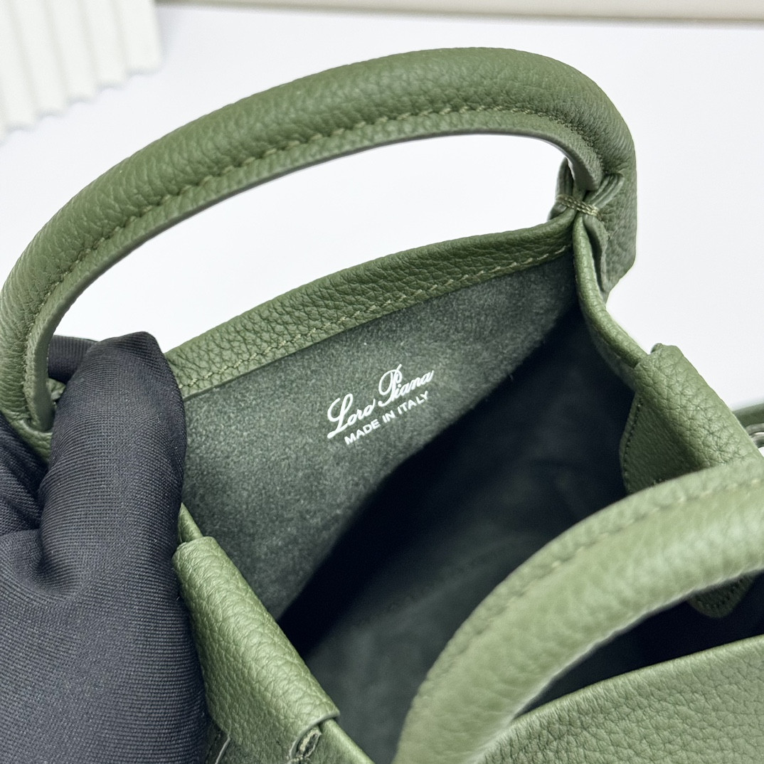 L0r0 P1ana Micro Bale bag Grained Calfskin 23 x 16 x 14 cm