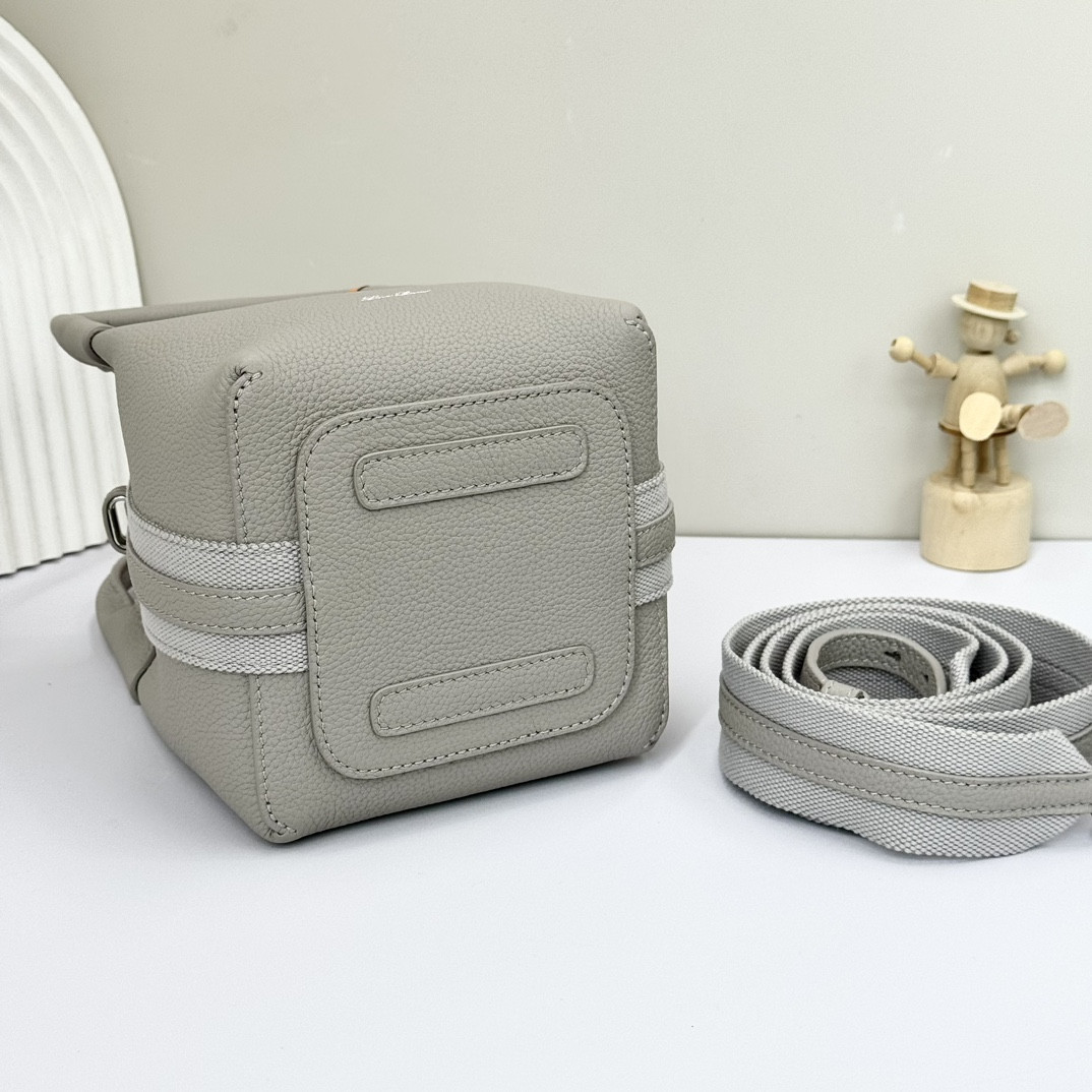 L0r0 P1ana Micro Bale bag Grained Calfskin 23 x 16 x 14 cm