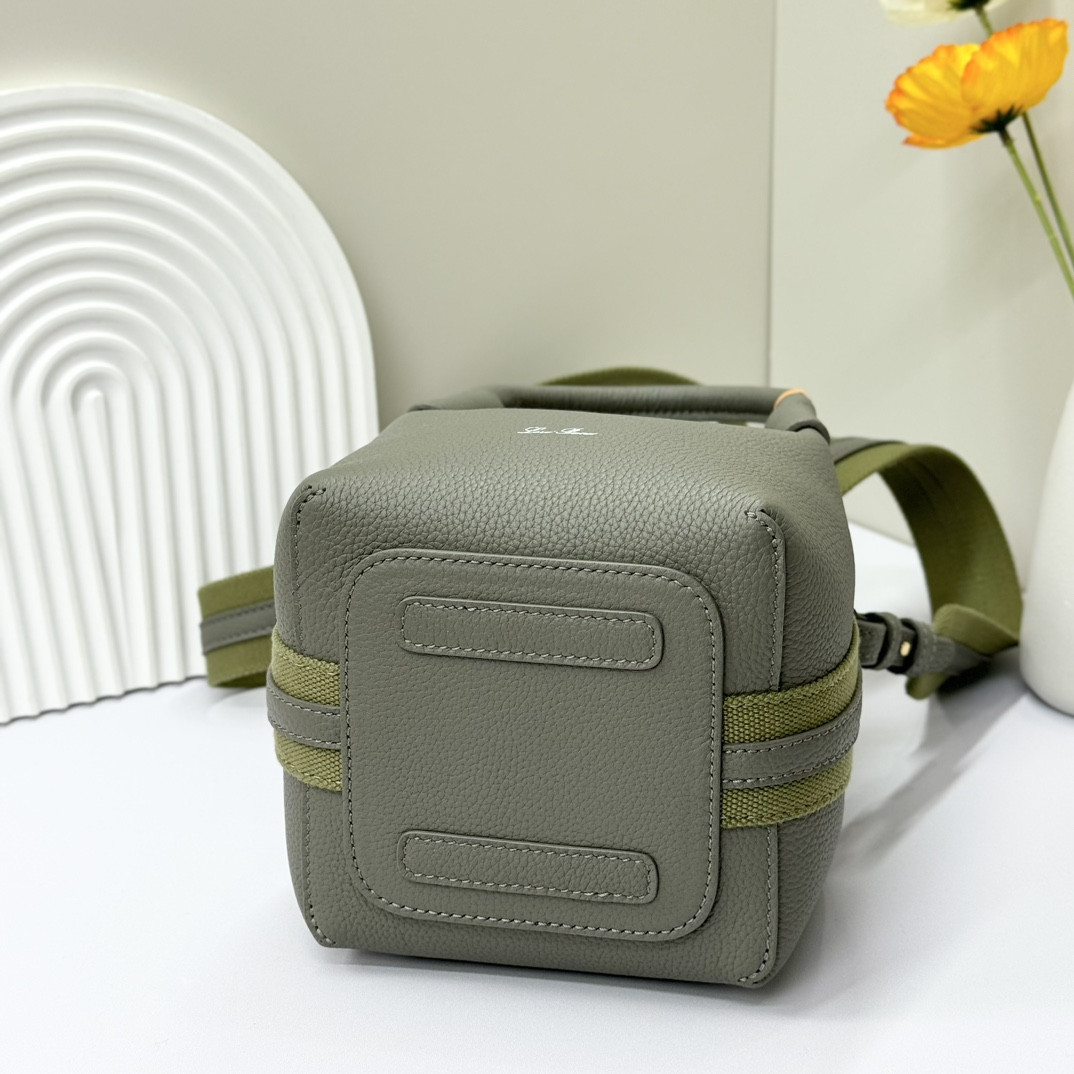 L0r0 P1ana Micro Bale bag Grained Calfskin 23 x 16 x 14 cm