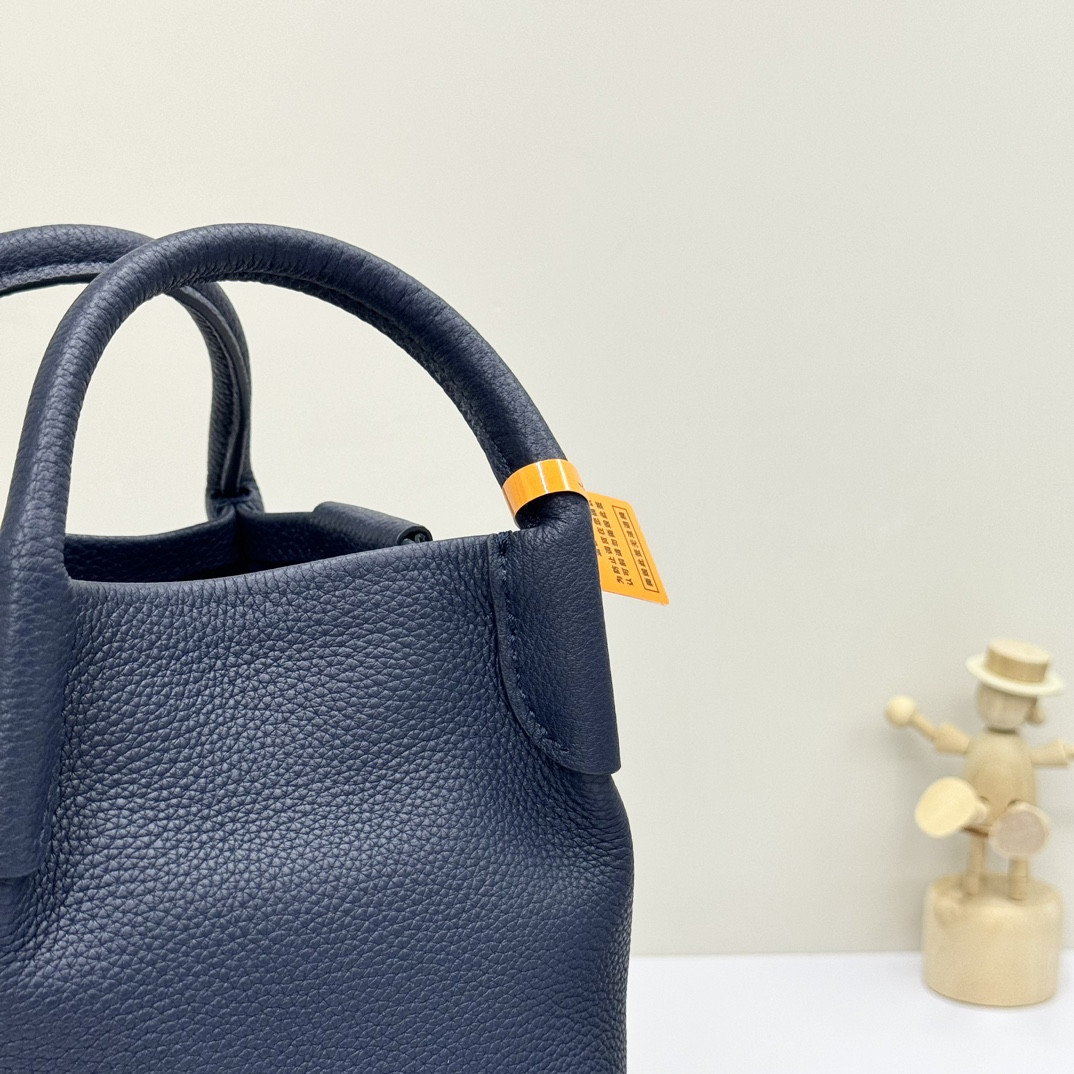 L0r0 P1ana Micro Bale bag Grained Calfskin 16x13x13cm