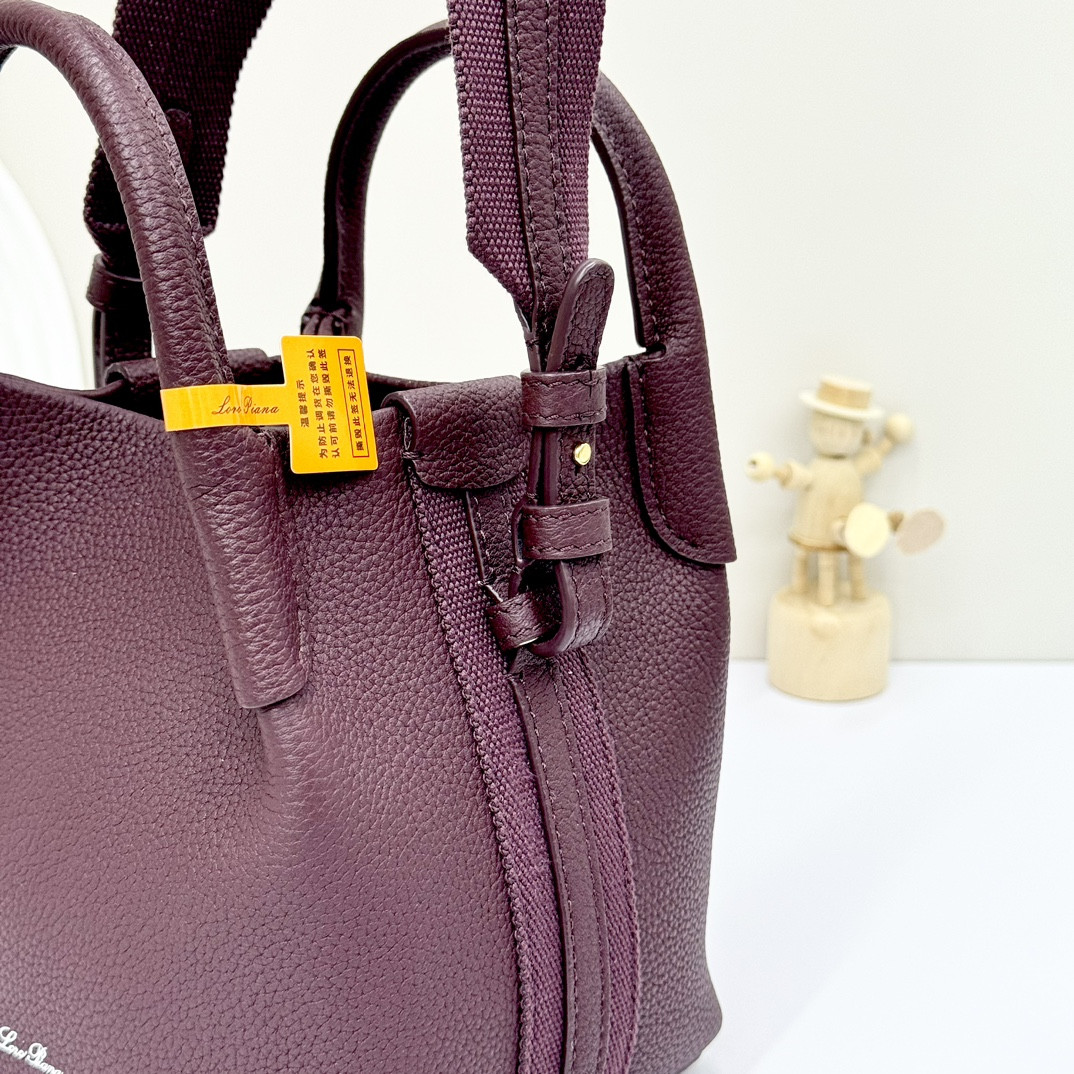 L0r0 P1ana Micro Bale bag Grained Calfskin 23 x 16 x 14 cm