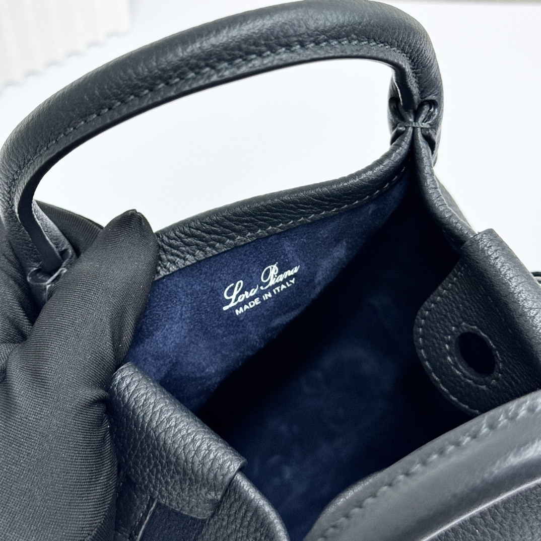 L0r0 P1ana Micro Bale bag Grained Calfskin 23 x 16 x 14 cm