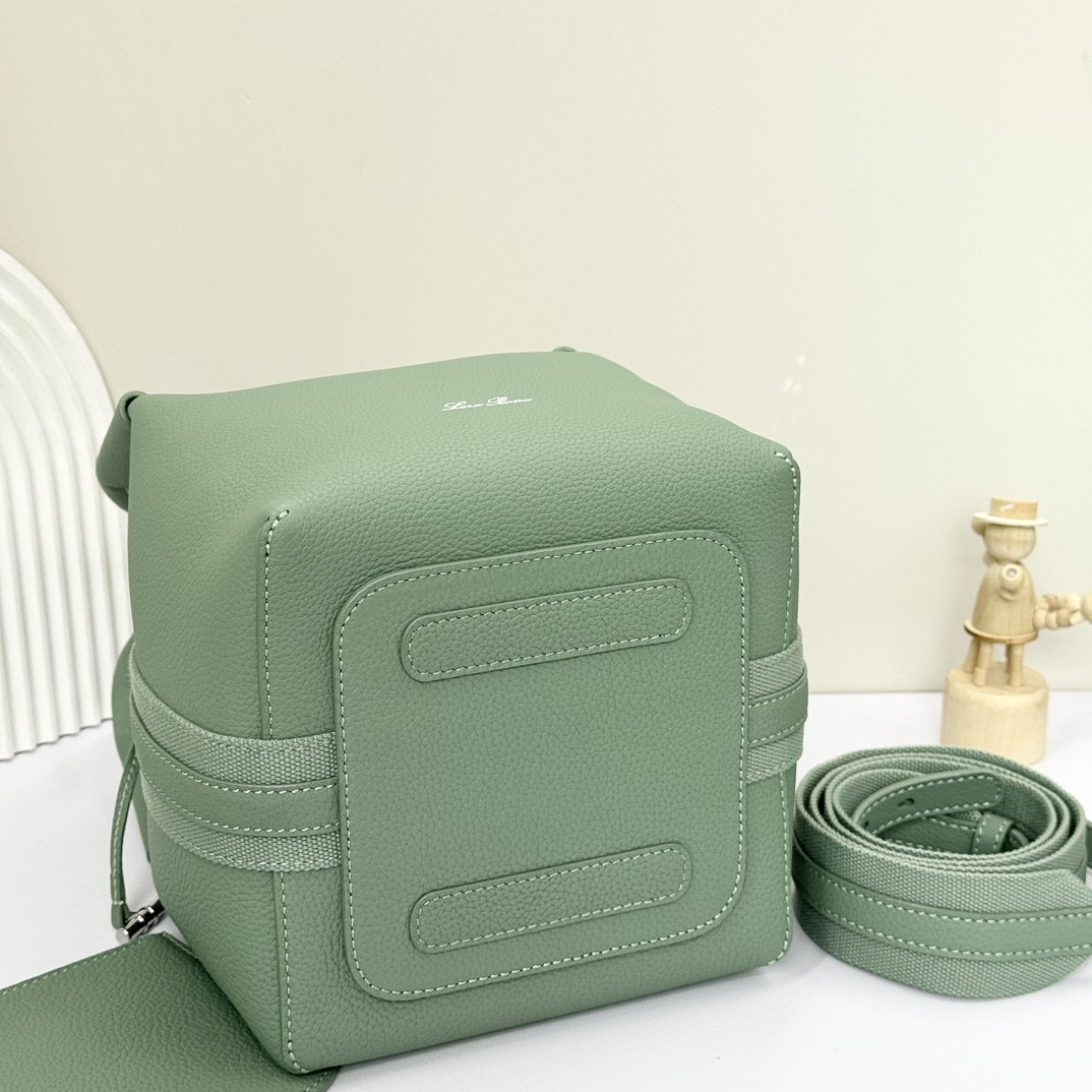 L0r0 P1ana Small Bale Bag Grained Calfskin 17 x 17 x 21 cm