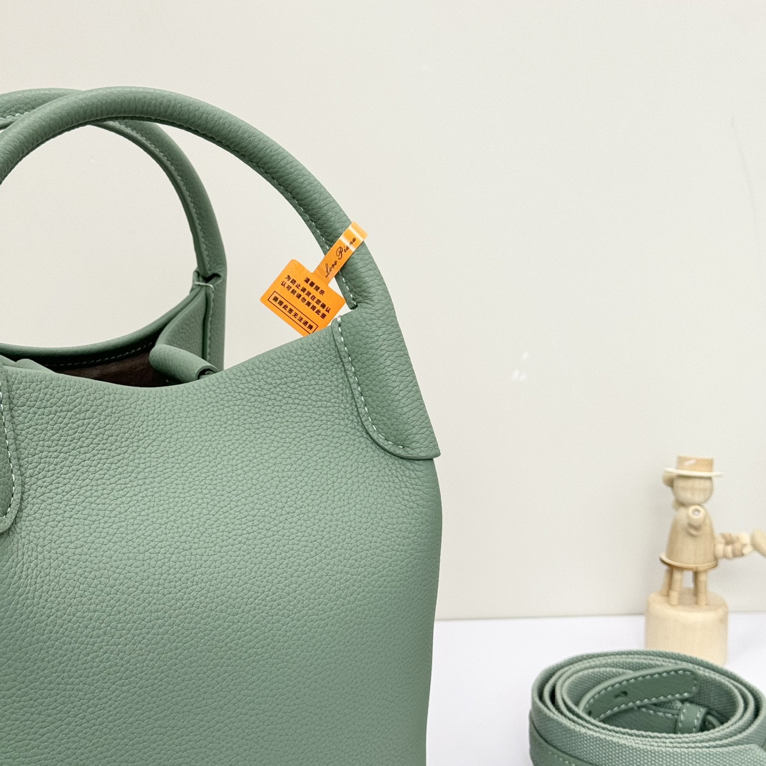 L0r0 P1ana Small Bale Bag Grained Calfskin 17 x 17 x 21 cm