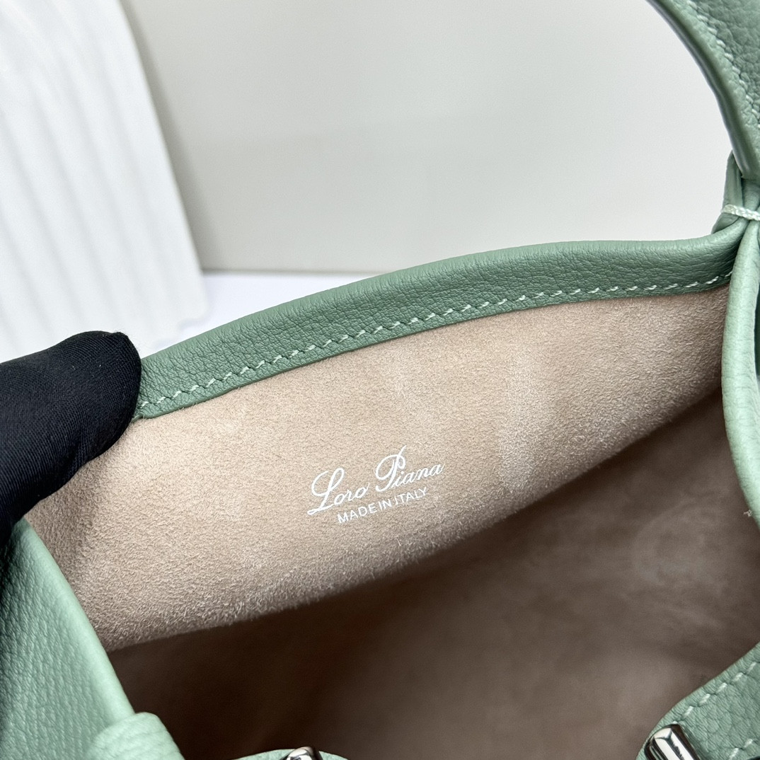 L0r0 P1ana Small Bale Bag Grained Calfskin 17 x 17 x 21 cm