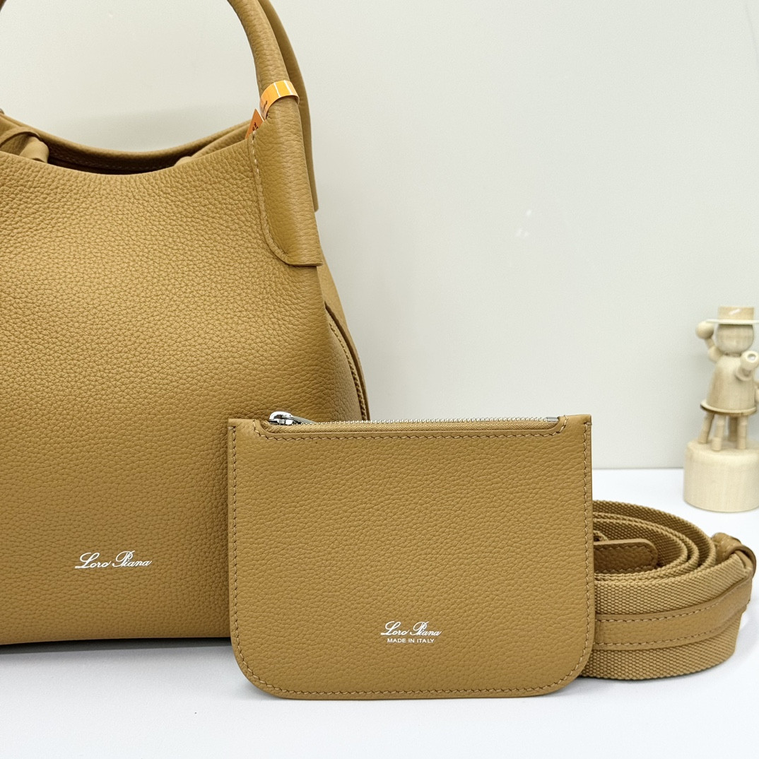 L0r0 P1ana Small Bale Bag Grained Calfskin 17 x 17 x 21 cm