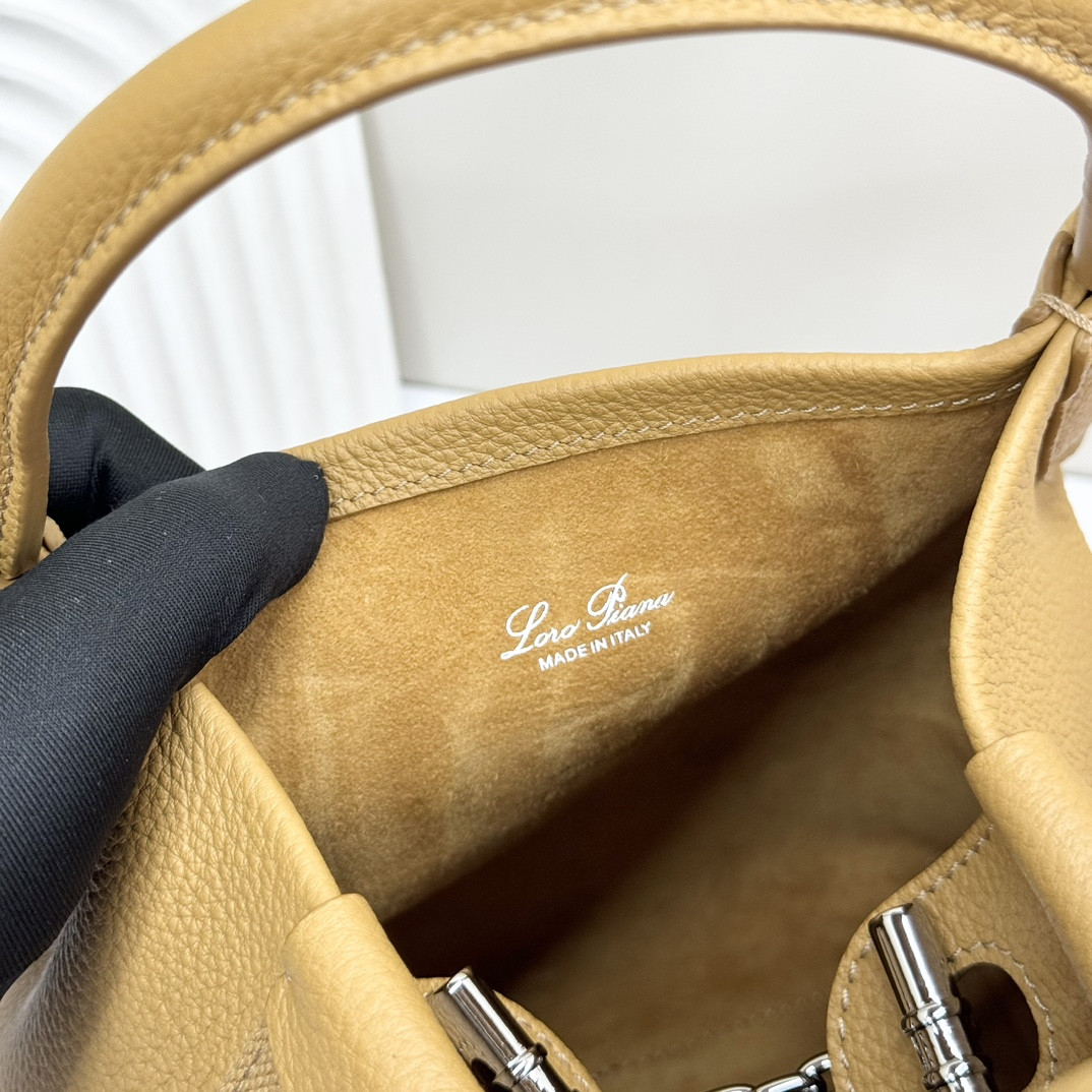 L0r0 P1ana Small Bale Bag Grained Calfskin 17 x 17 x 21 cm