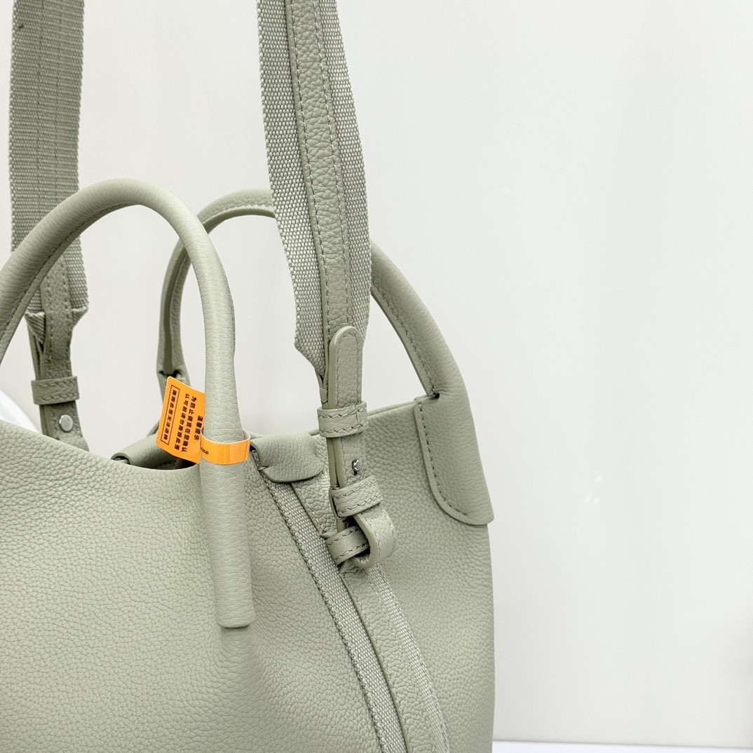 L0r0 P1ana Small Bale Bag Grained Calfskin 17 x 17 x 21 cm