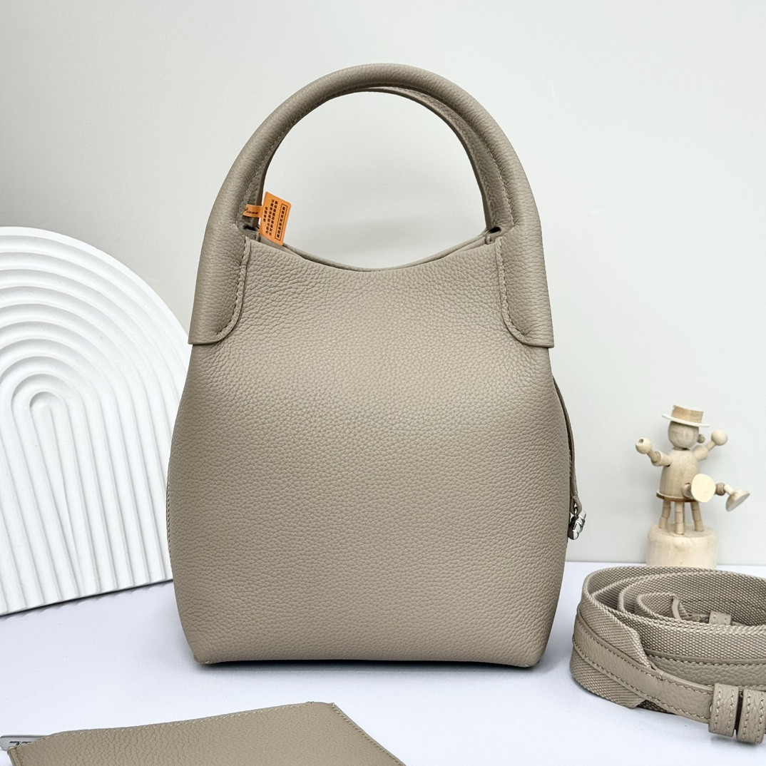 L0r0 P1ana Small Bale Bag Grained Calfskin 17 x 17 x 21 cm