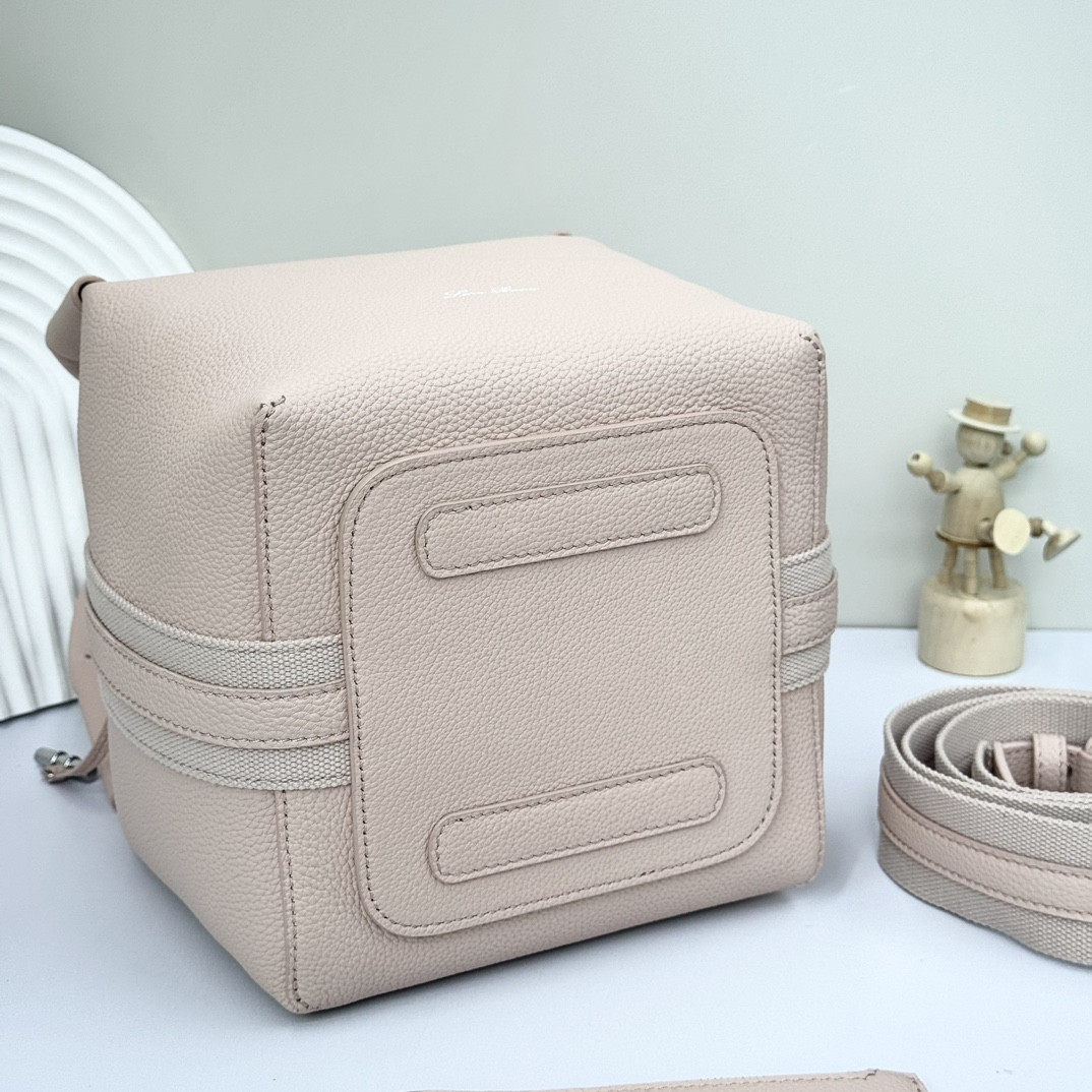 L0r0 P1ana Small Bale Bag Grained Calfskin 17 x 17 x 21 cm