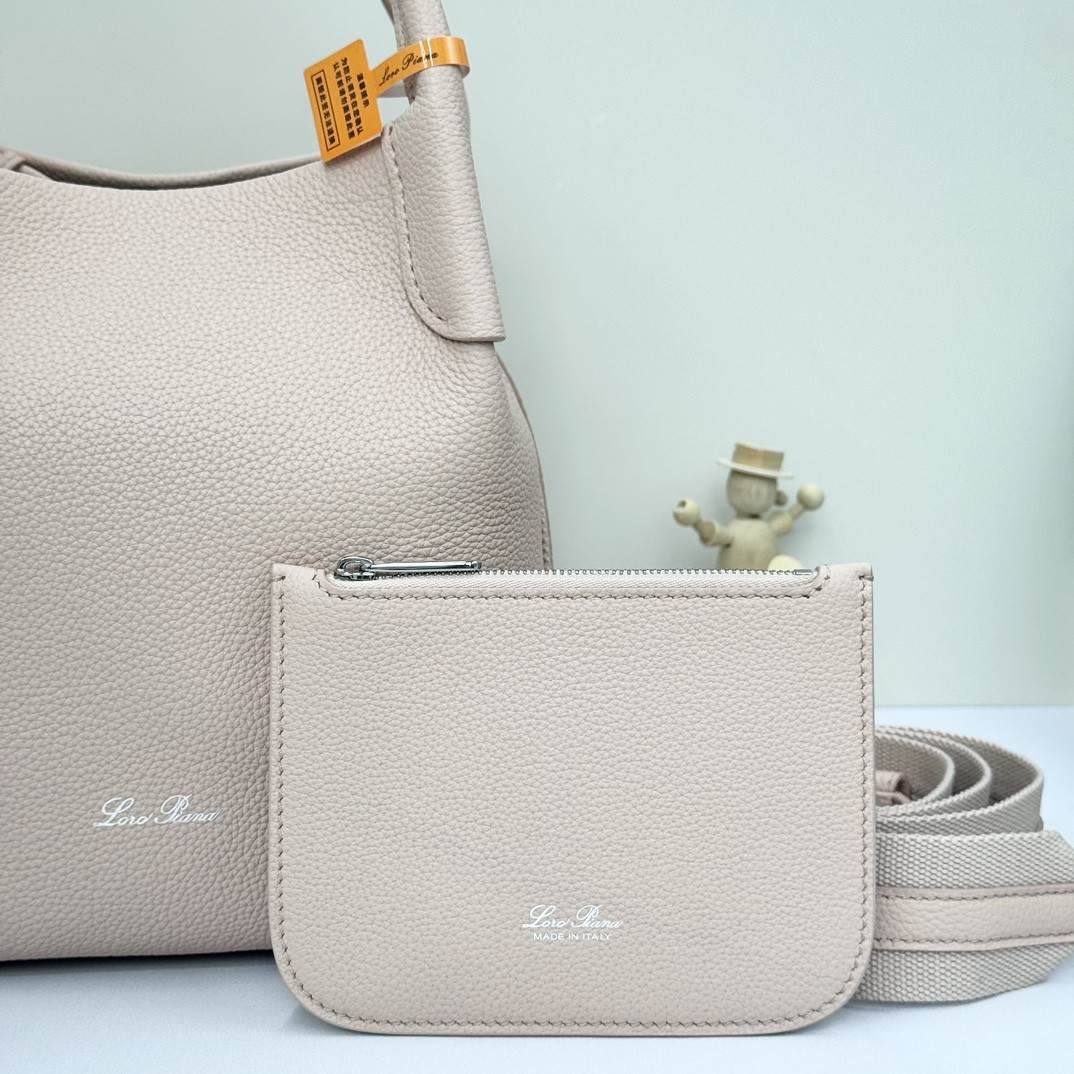 L0r0 P1ana Small Bale Bag Grained Calfskin 17 x 17 x 21 cm