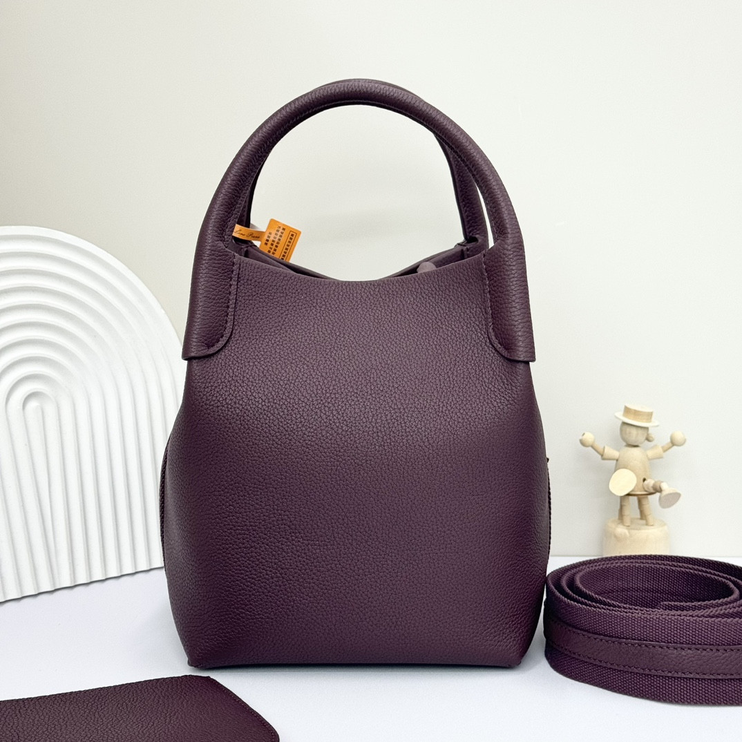 L0r0 P1ana Small Bale Bag Grained Calfskin 17 x 17 x 21 cm