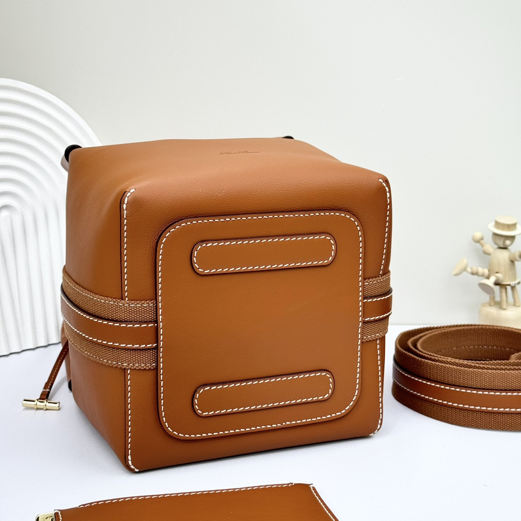 L0r0 P1ana Small Bale Bag Smooth Calfskin 17 x 17 x 21 cm