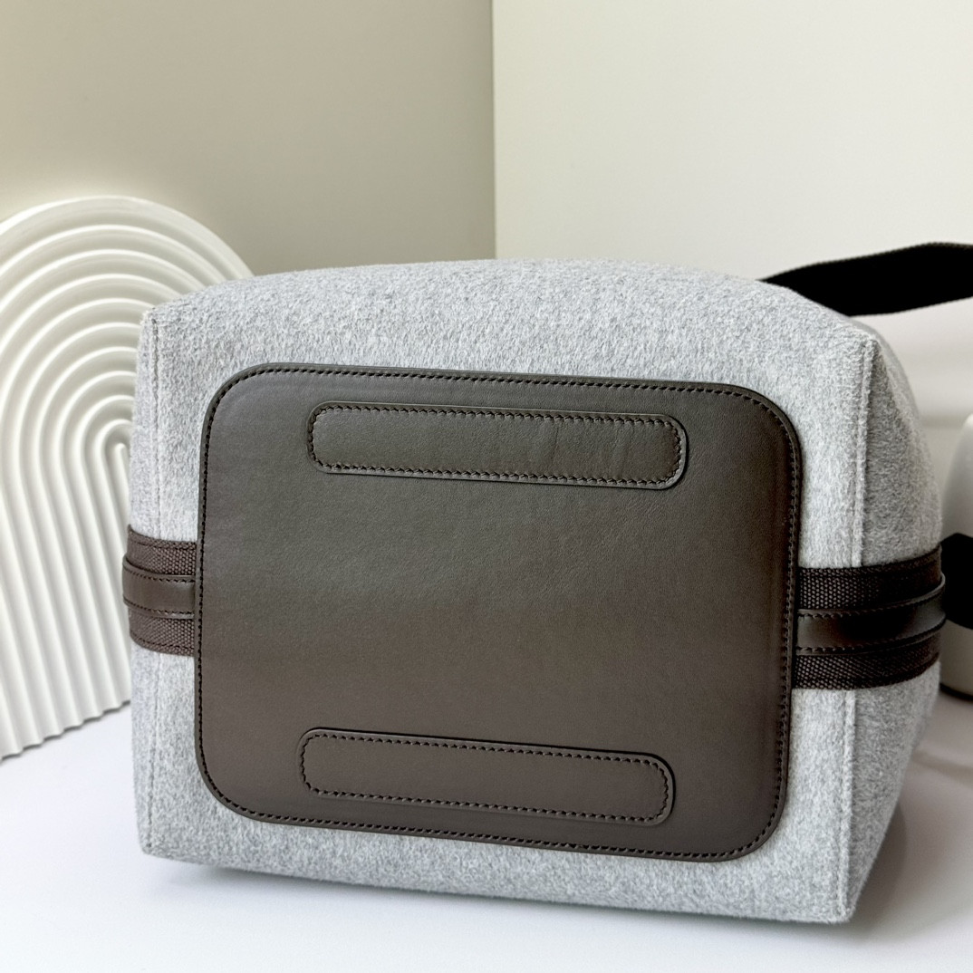 L0r0 P1ana Large Bale Bag 24 x 20 x 27 cm