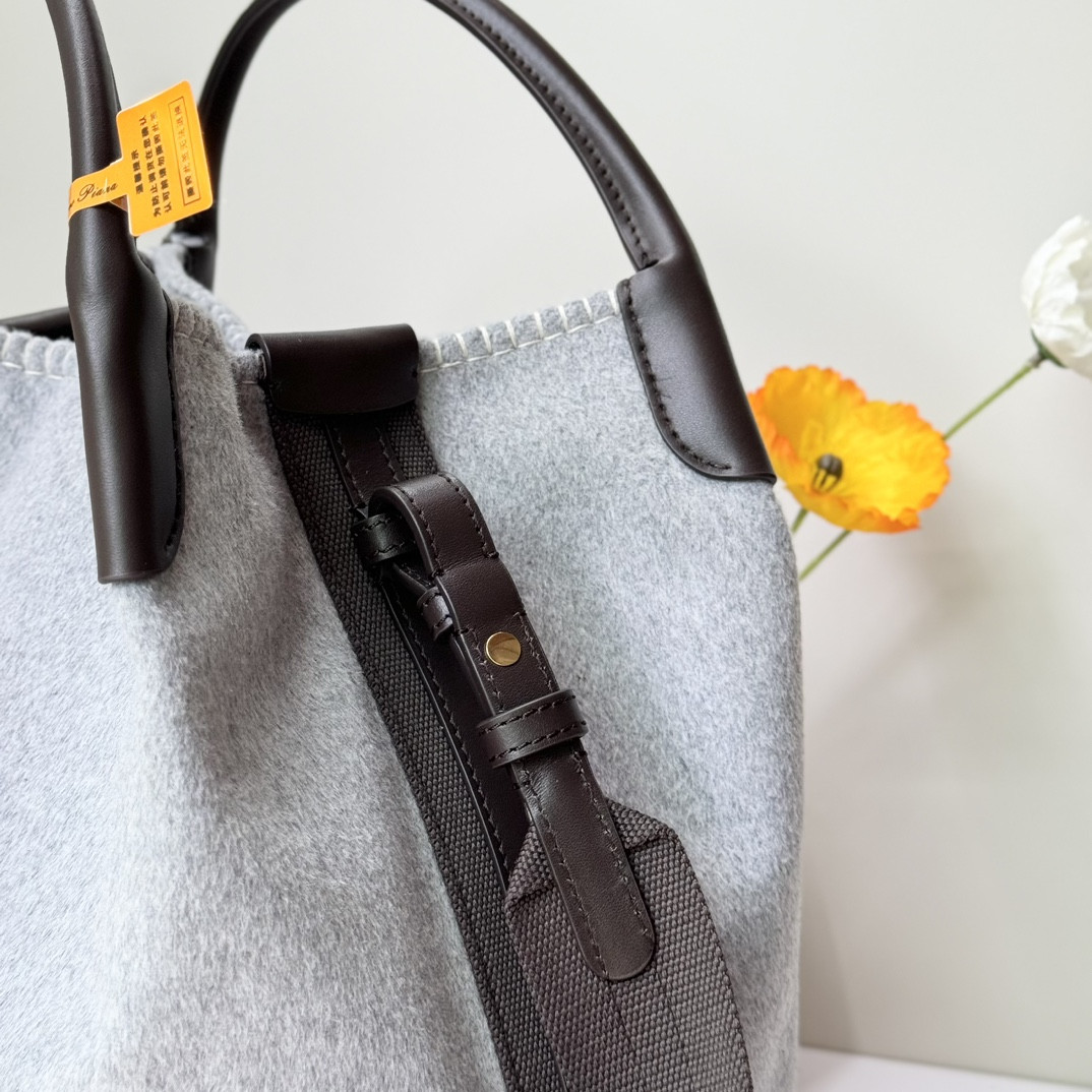 L0r0 P1ana Large Bale Bag 24 x 20 x 27 cm