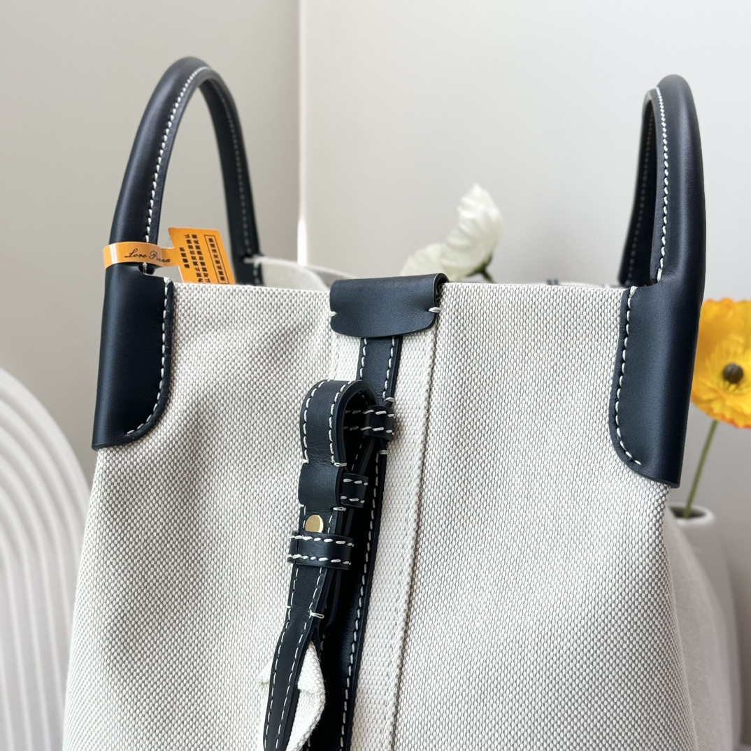 L0r0 P1ana Large Bale Bag 24 x 20 x 27 cm