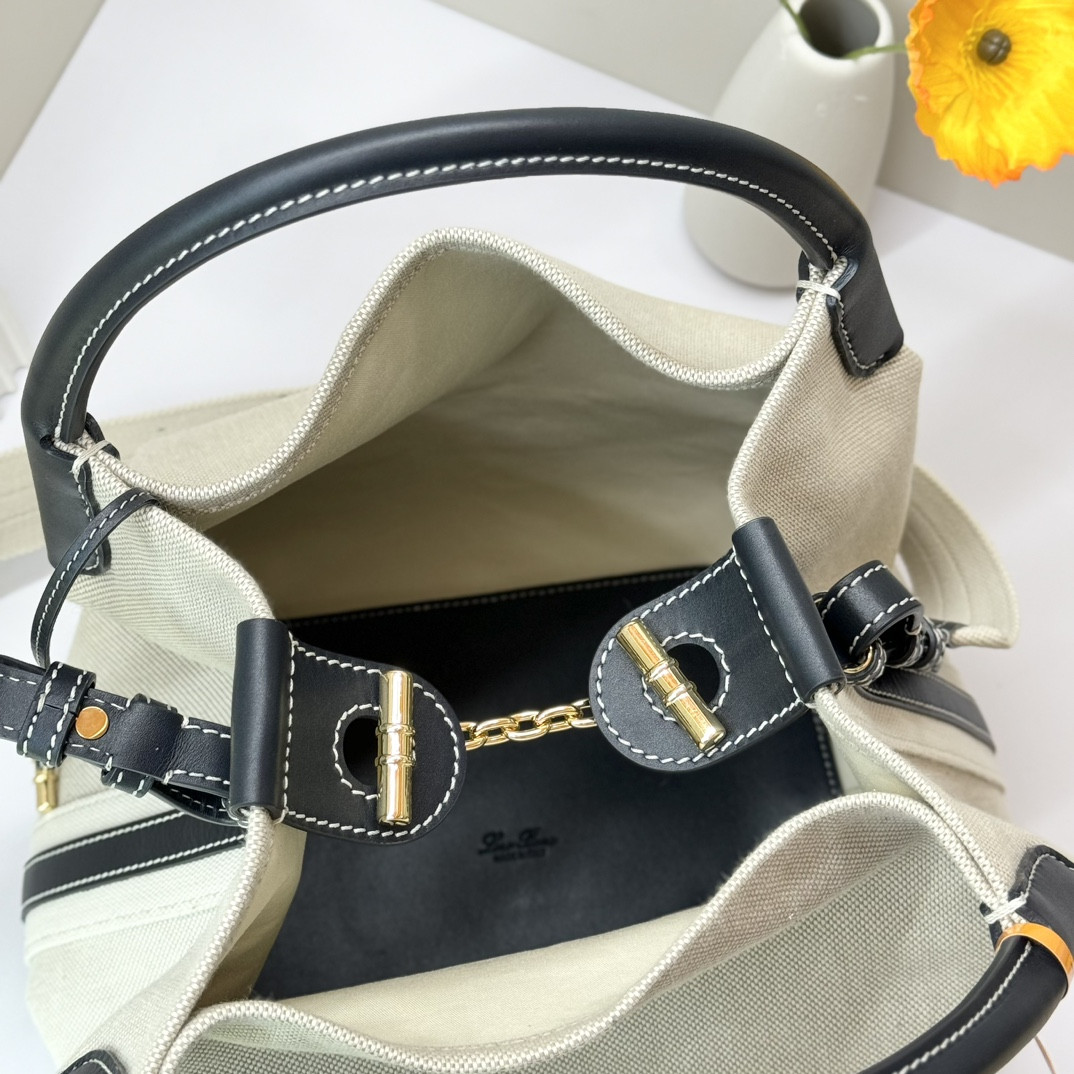 L0r0 P1ana Large Bale Bag 24 x 20 x 27 cm