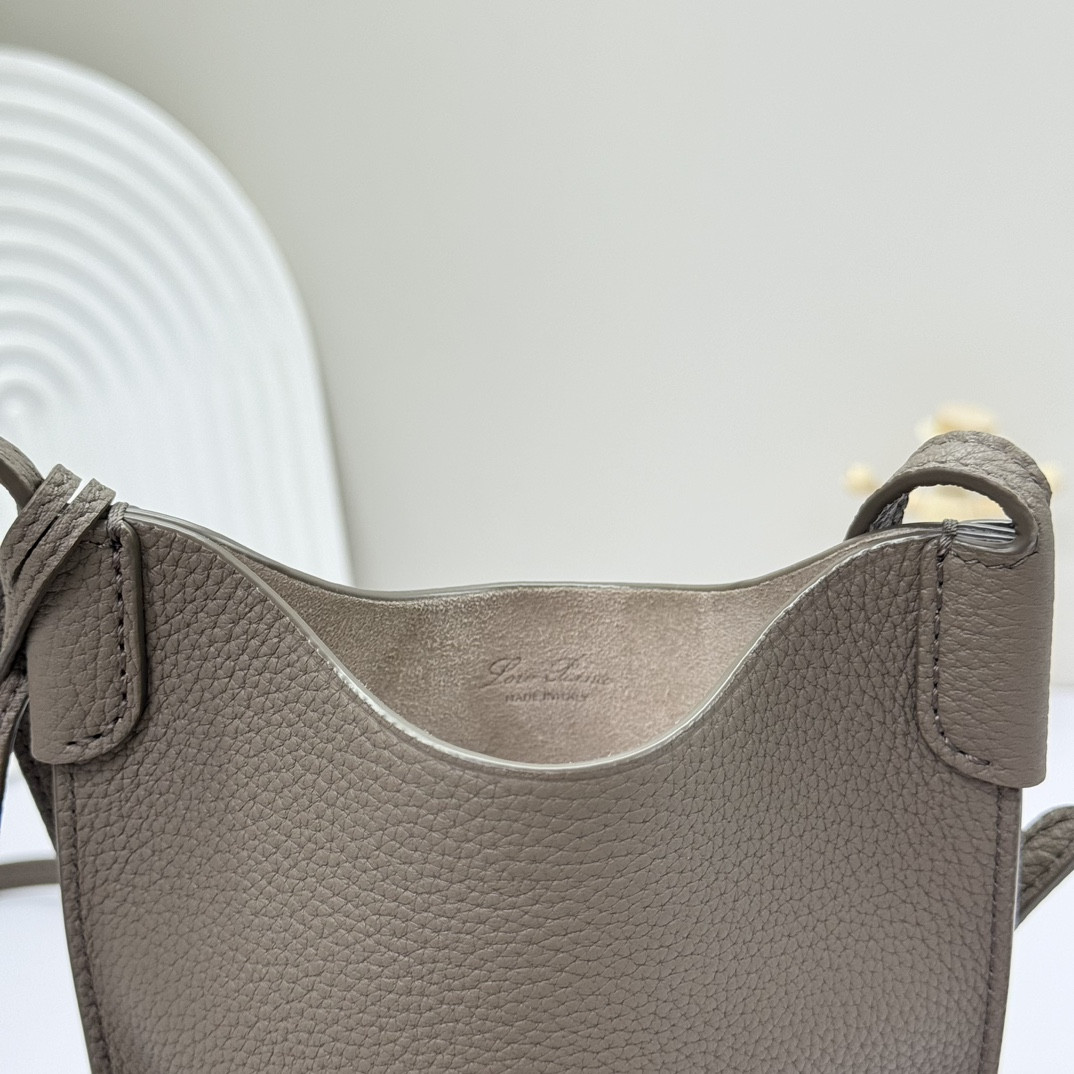 L0r0 P1ana Mini Bale Bag Calfskin 20x15x4cm