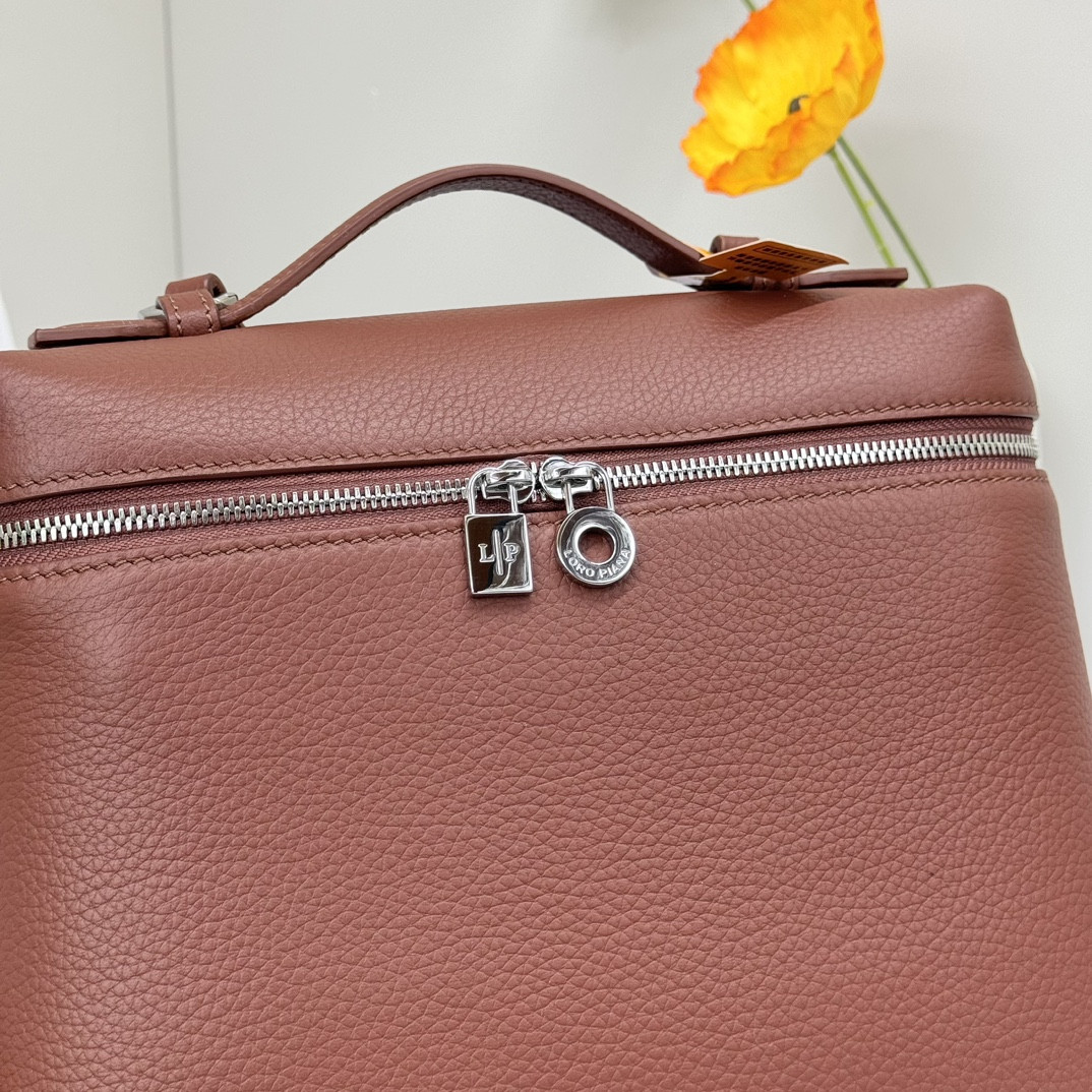 L0r0 P1ana Extra Pocket backpack L23.5 Grained Calfskin 23 x 21 x 8 cm