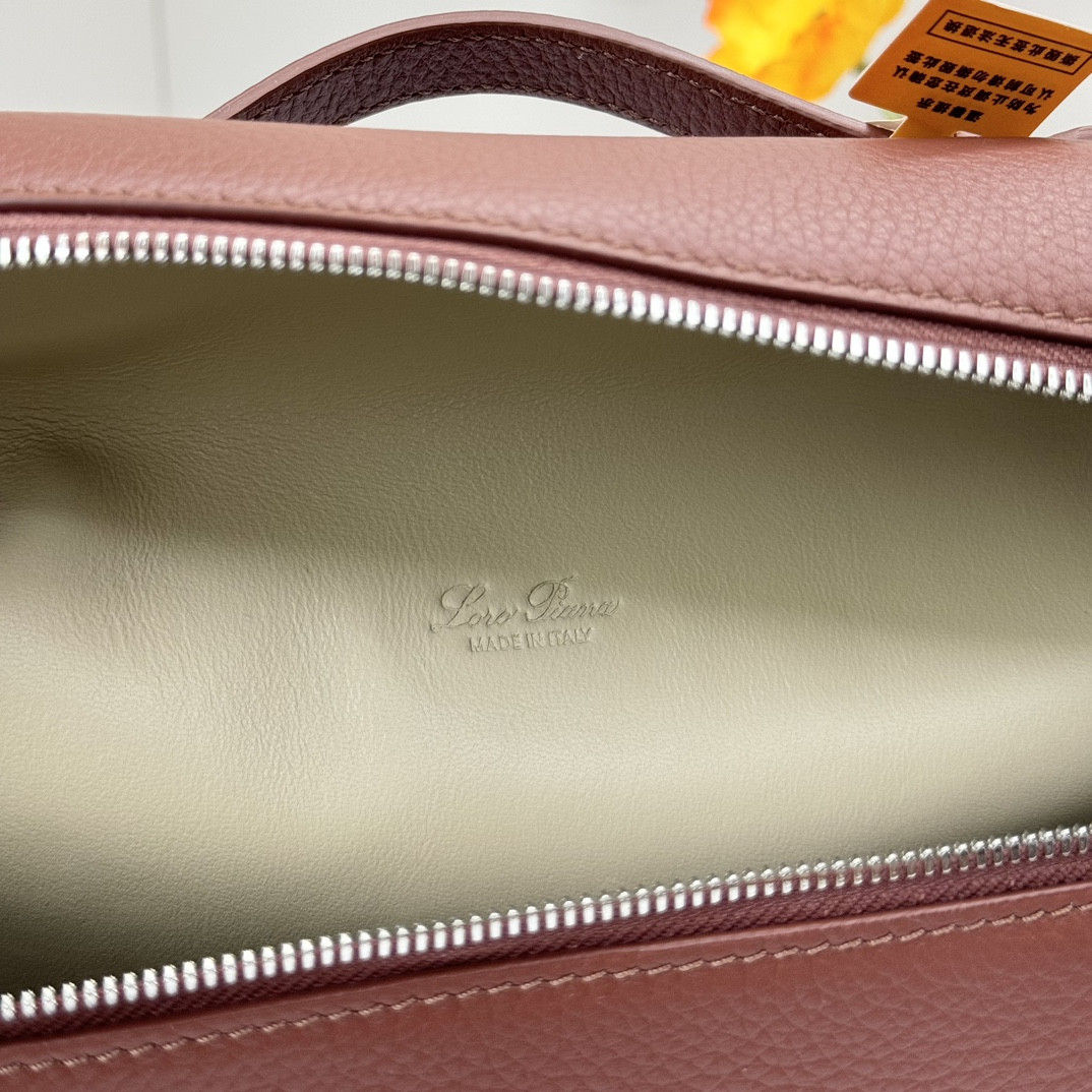 L0r0 P1ana Extra Pocket backpack L23.5 Grained Calfskin 23 x 21 x 8 cm