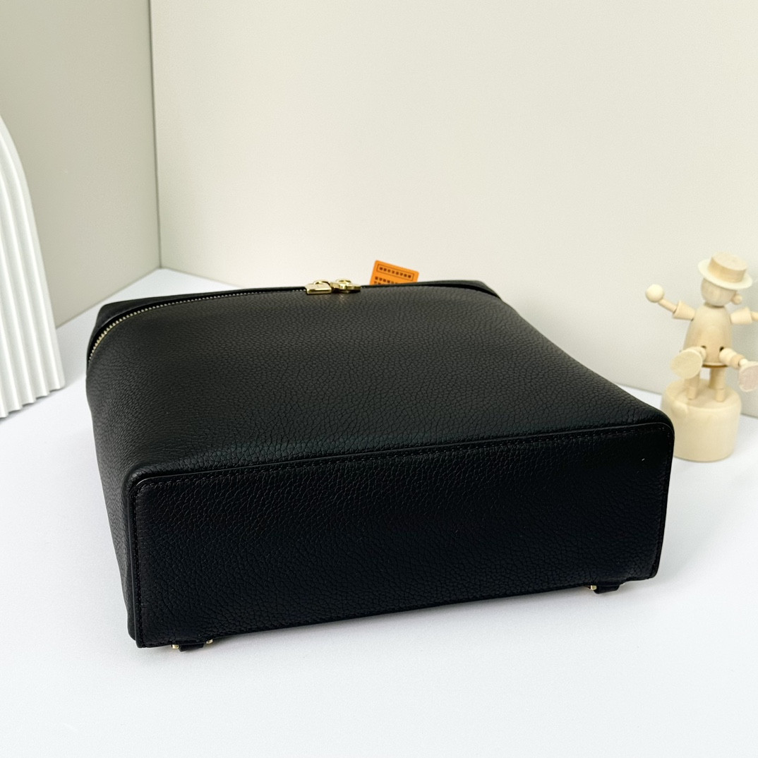 L0r0 P1ana Extra Pocket backpack L23.5 Grained Calfskin 23 x 21 x 8 cm