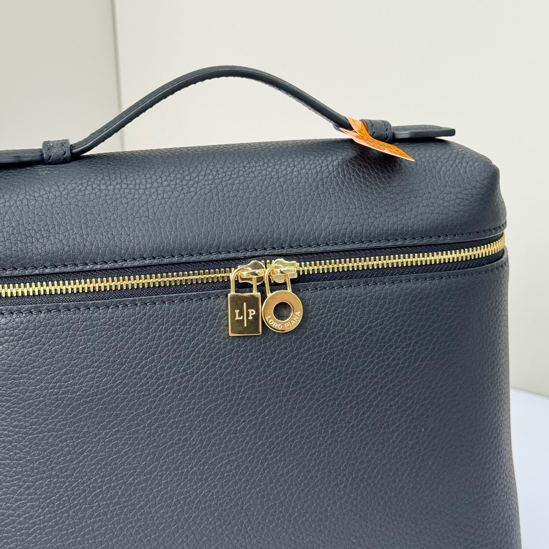 L0r0 P1ana Extra Pocket backpack L23.5 Grained Calfskin 23 x 21 x 8 cm