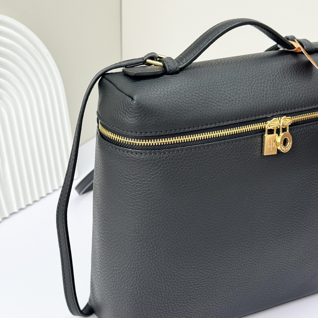 L0r0 P1ana Extra Pocket backpack L23.5 Grained Calfskin 23 x 21 x 8 cm