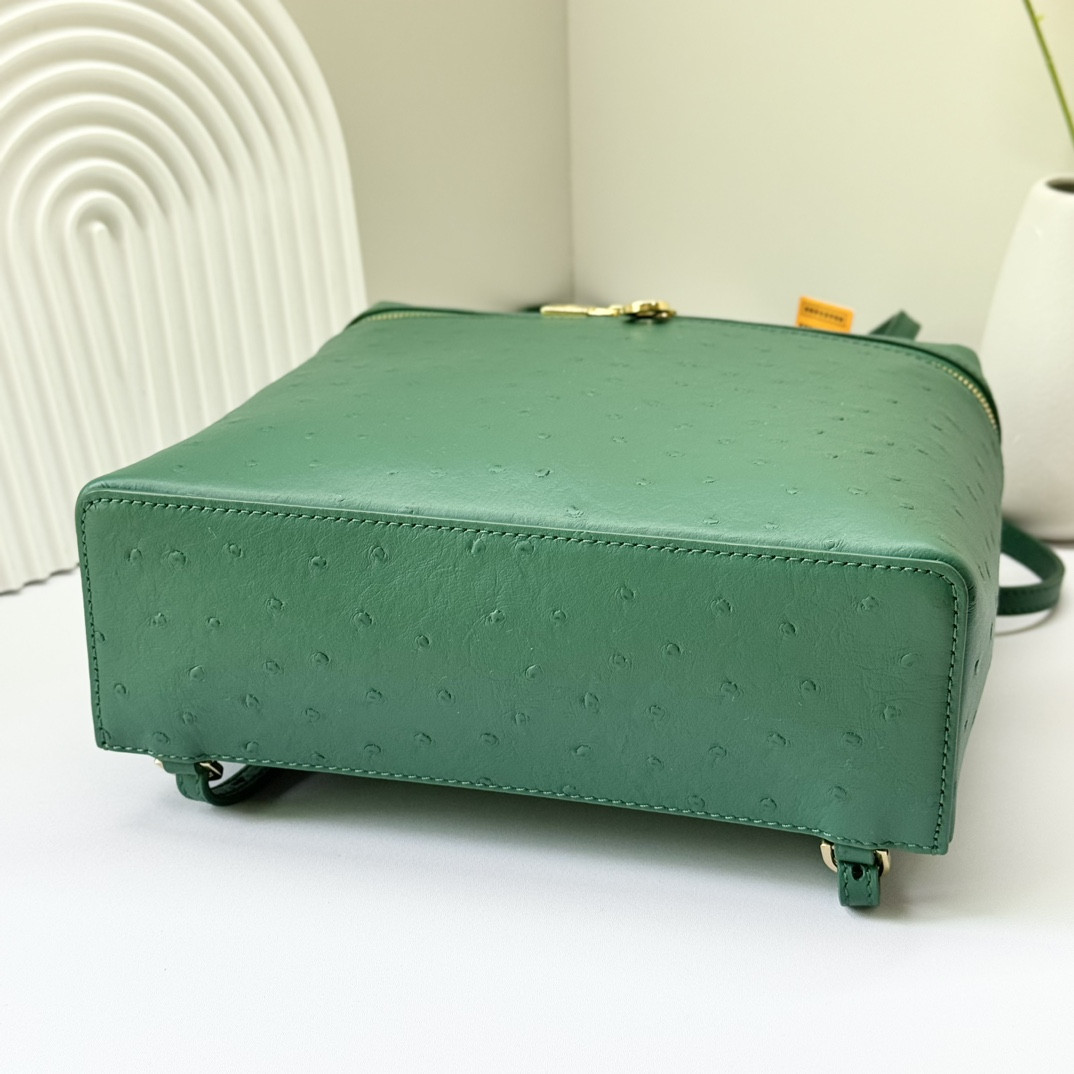 L0r0 P1ana Extra Pocket backpack L23.5 Ostrich-grained Leather 23 x 21 x 8 cm