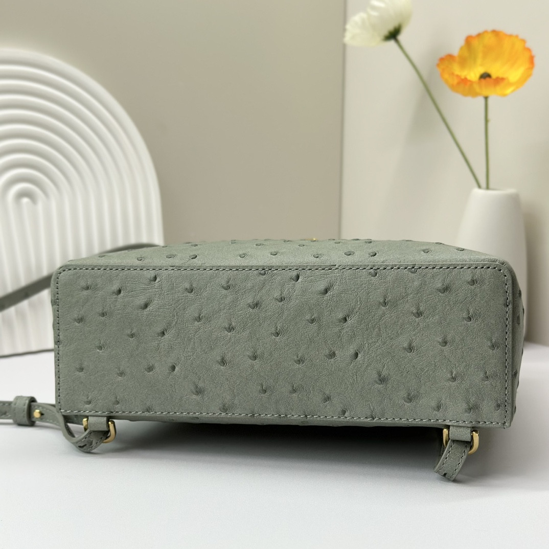 L0r0 P1ana Extra Pocket backpack L23.5 Ostrich-grained Leather 23 x 21 x 8 cm