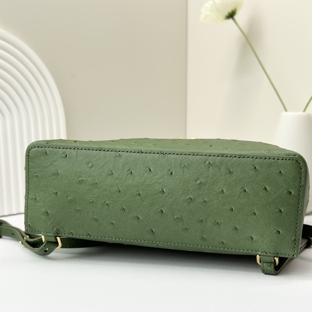 L0r0 P1ana Extra Pocket backpack L23.5 Ostrich-grained Leather 23 x 21 x 8 cm