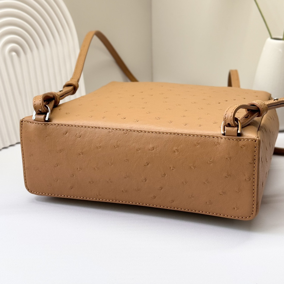 L0r0 P1ana Extra Pocket backpack L23.5 Ostrich-grained Leather 23 x 21 x 8 cm