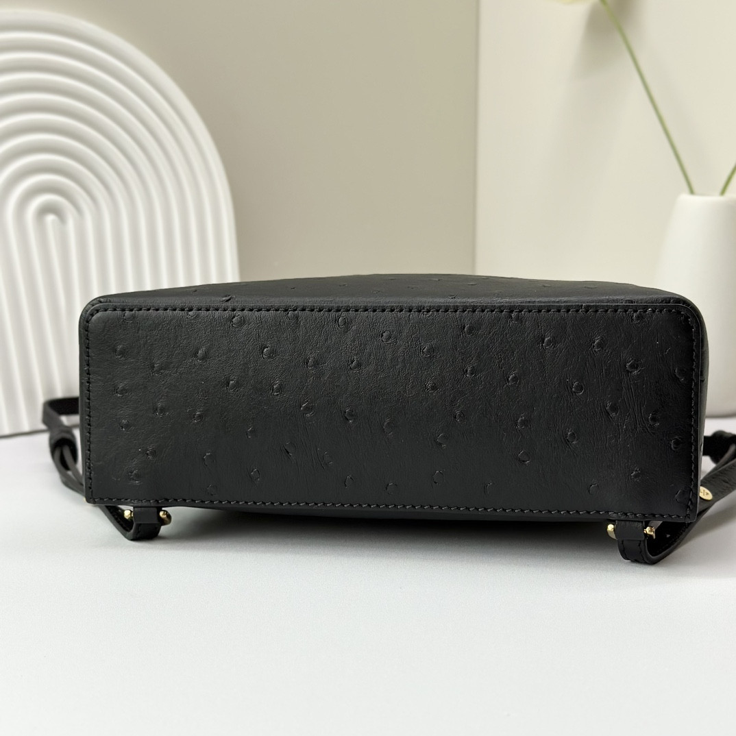 L0r0 P1ana Extra Pocket backpack L23.5 Ostrich-grained Leather 23 x 21 x 8 cm