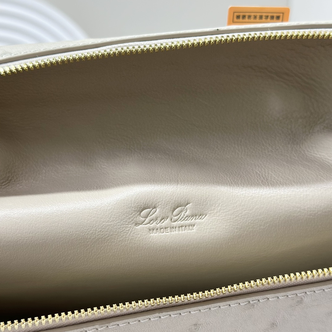 L0r0 P1ana Extra Pocket backpack L23.5 Ostrich-grained Leather 23 x 21 x 8 cm