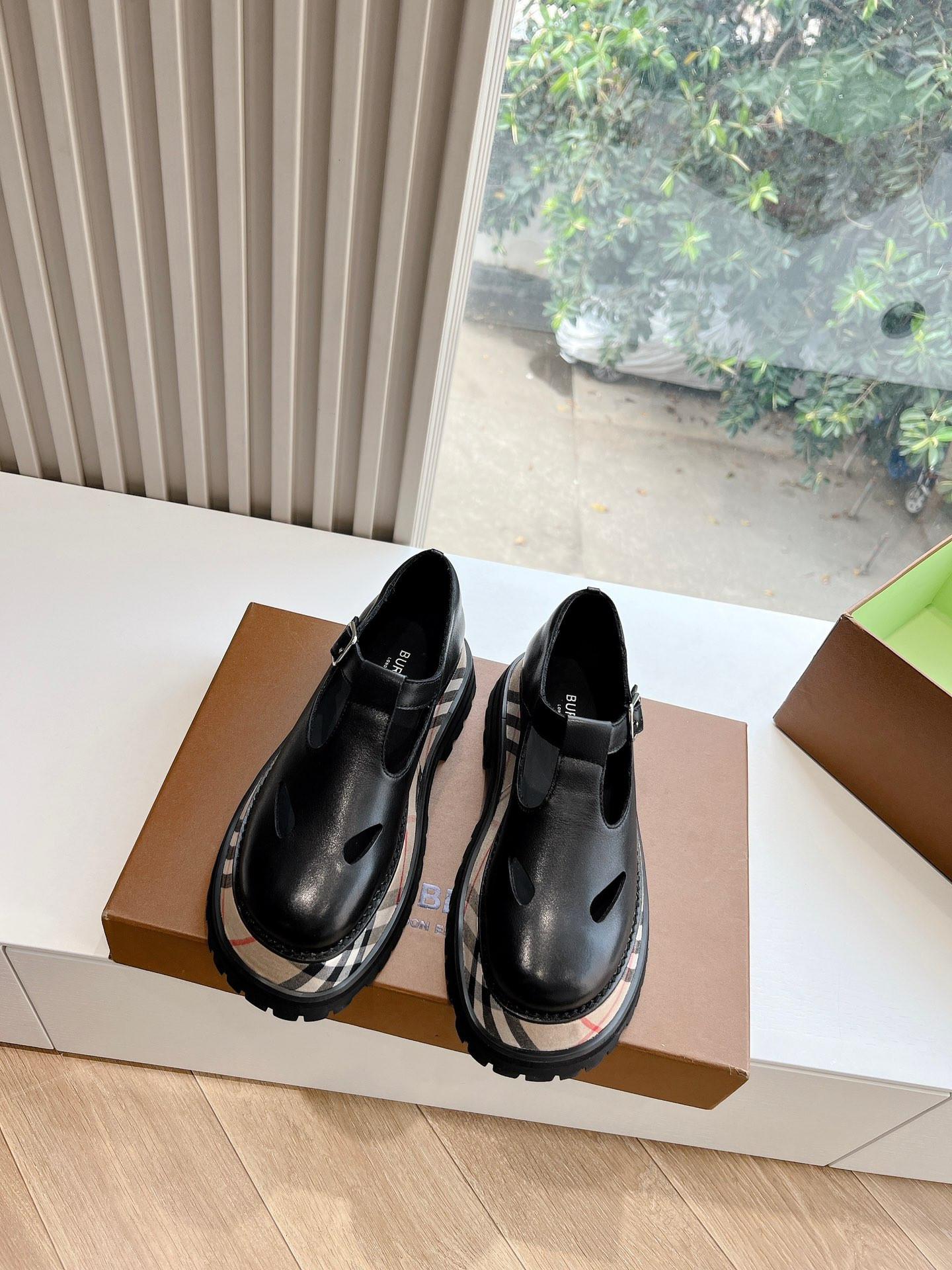 UA Bv*b*rry Check Leather Flats