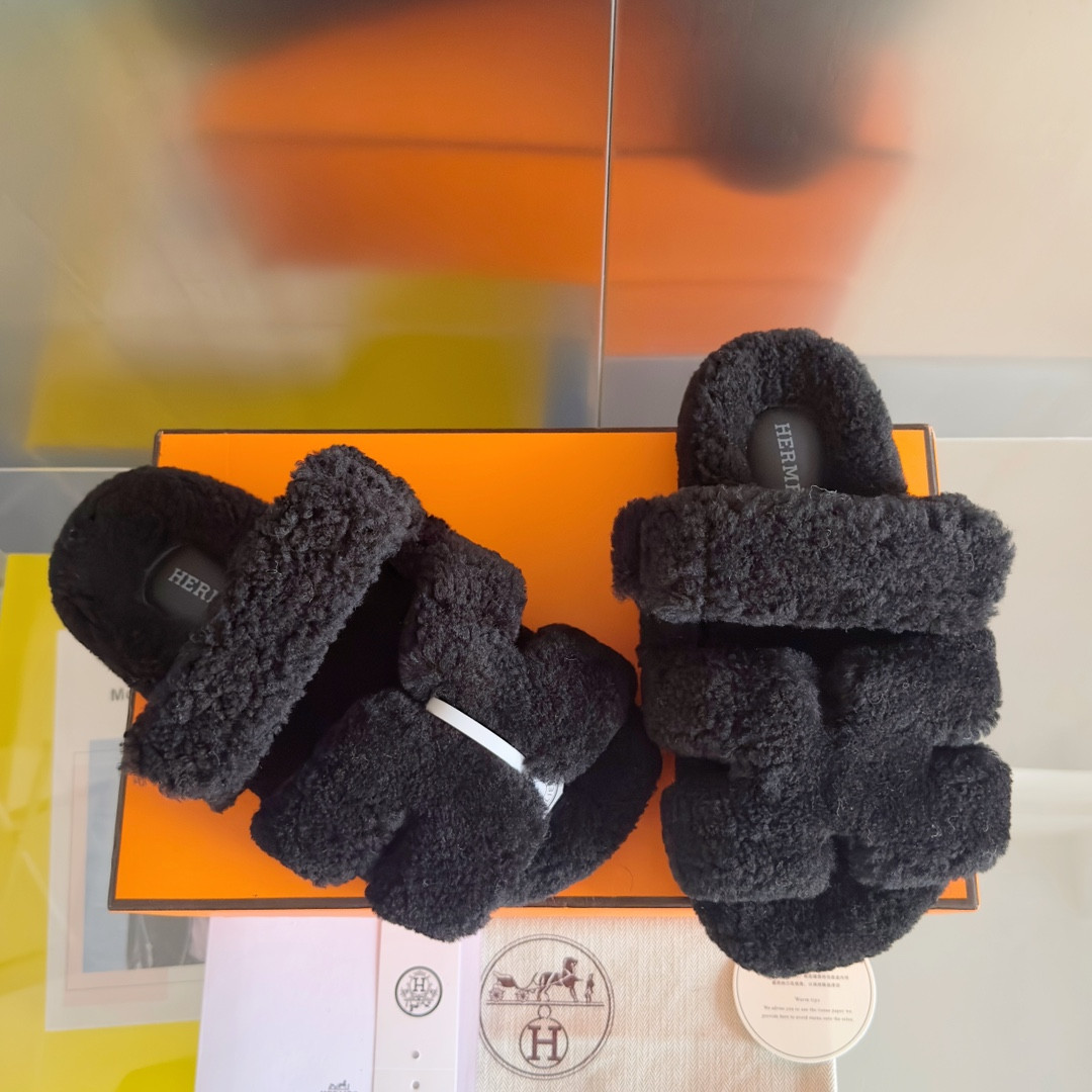 UA H**me5 Chypre sandal