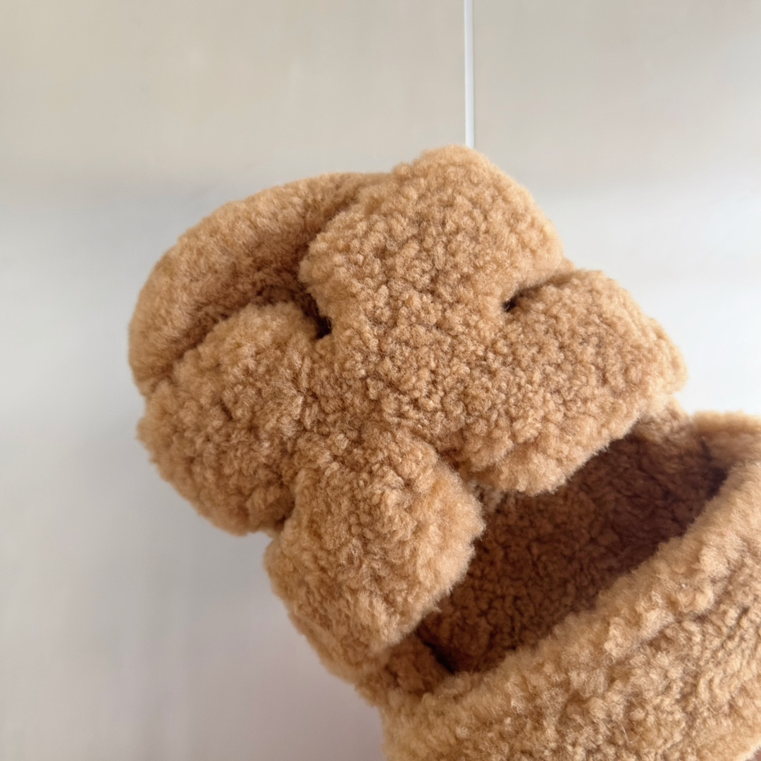 UA H**me5 Chypre sandal