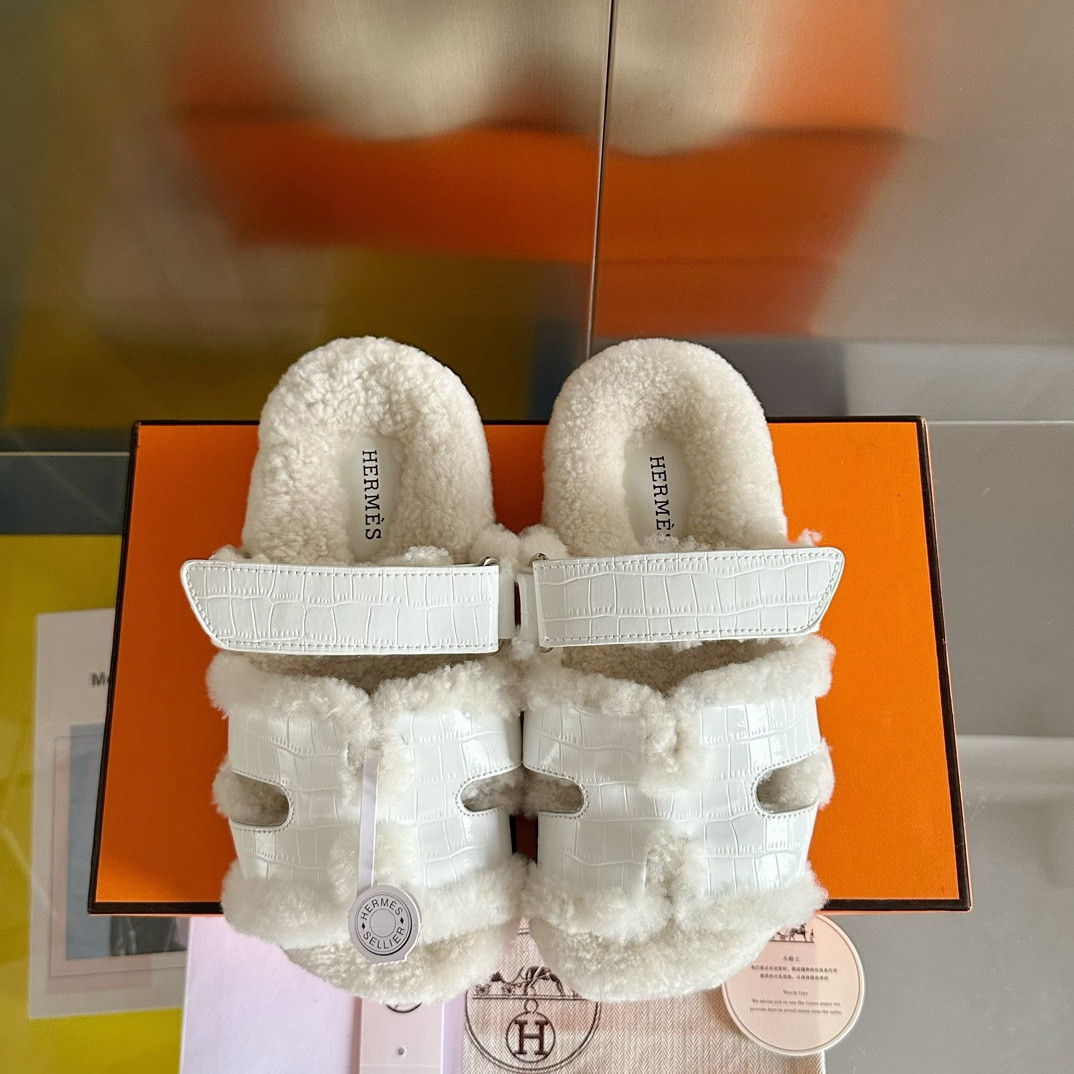 UA H**me5 Chypre sandal