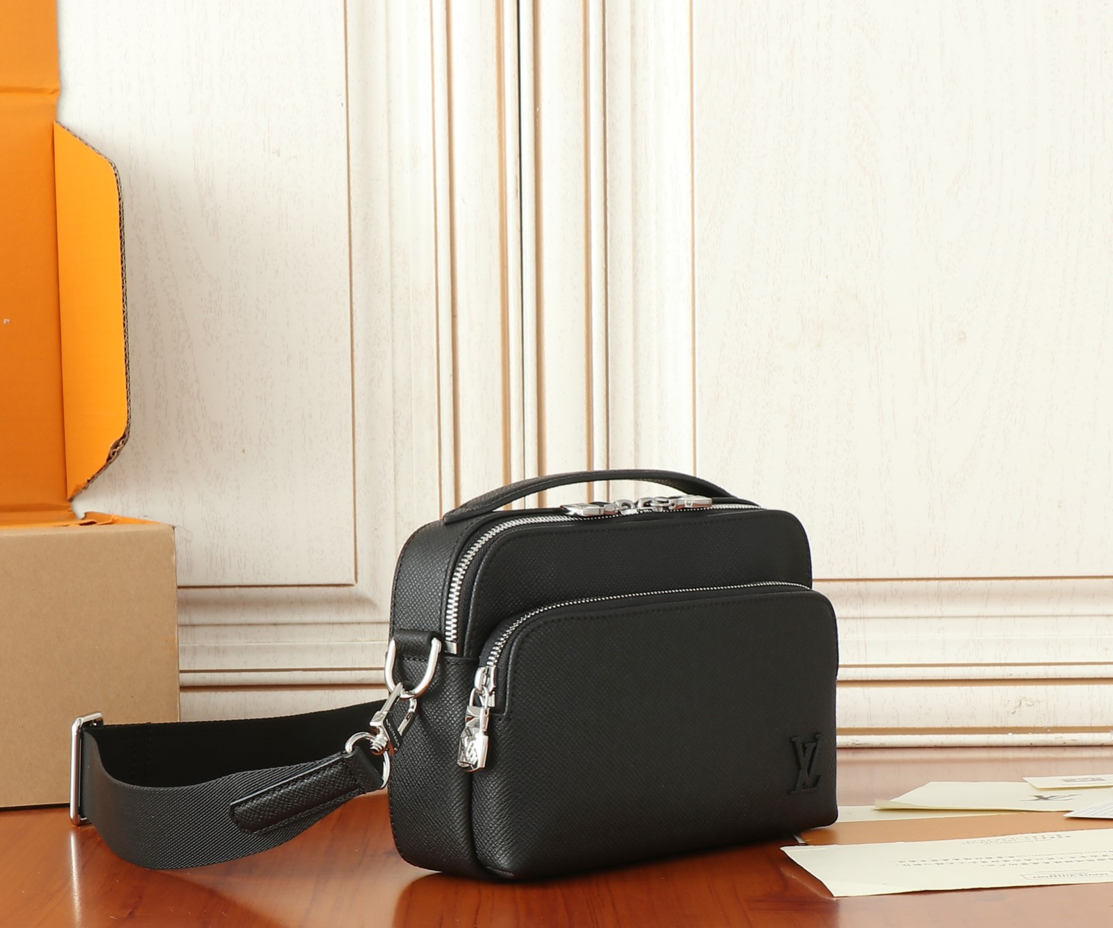 LV District M11657 22.5x15.5x7.5CM