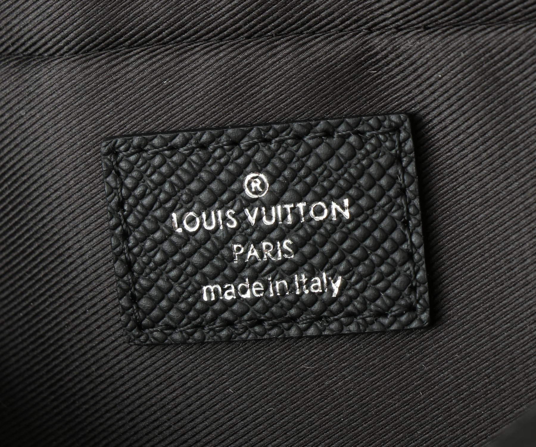 LV District M11657 22.5x15.5x7.5CM