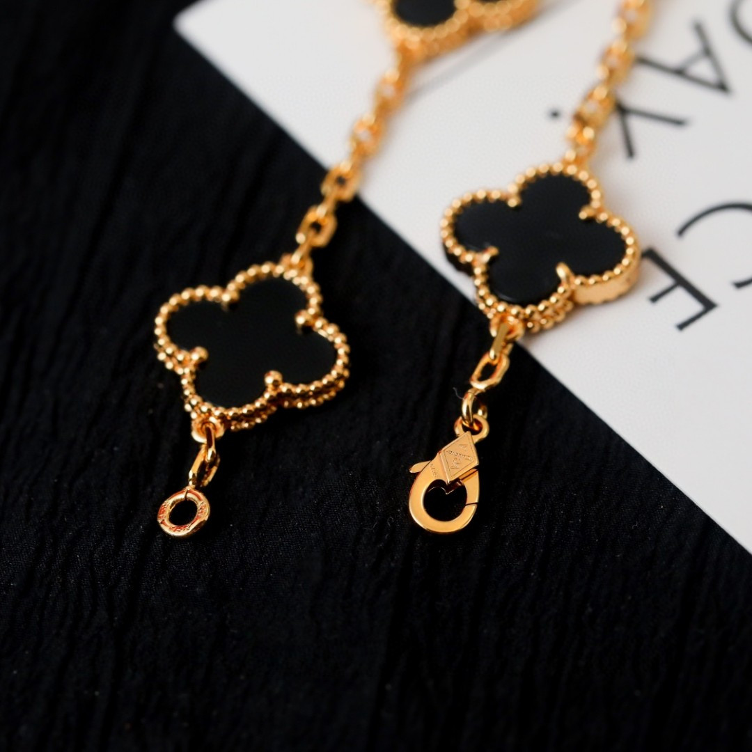 V*n Cl**f & Arpels Vintage Alhambra bracelet, 5 motifs 19cm