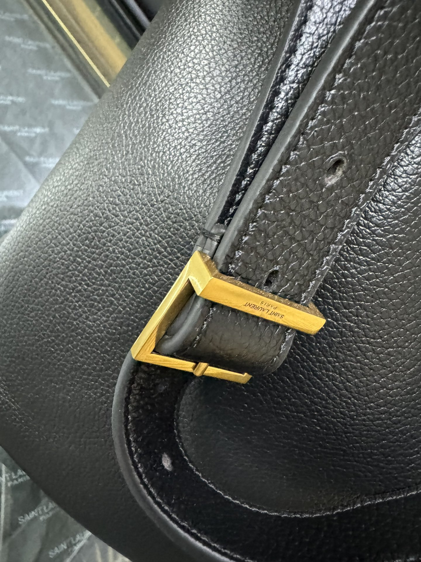 Y51 LE 5 À 7 hobo in grained leather 26x31.5x13.5cm