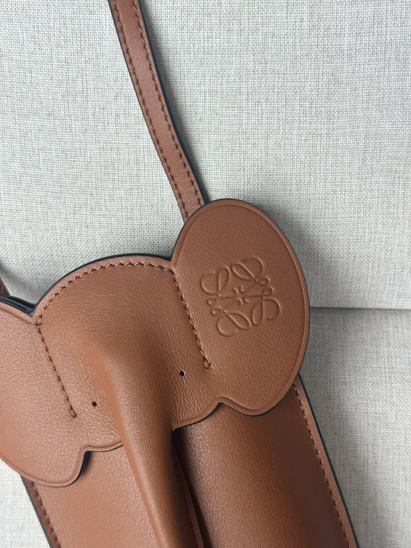 L0ew* Elephant Pocket in classic calfskin 18x8x4cm